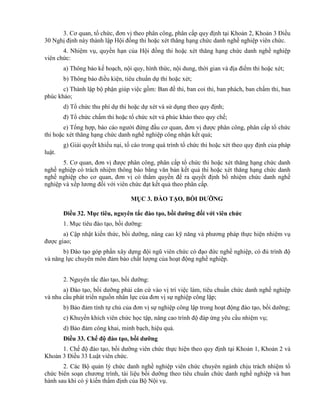 3. Cơ quan, tổ chức, đơn vị theo phân công, phân cấp quy định tại Khoản 2, Khoản 3 Điều
30 Nghị định này thành lập Hội đồng thi hoặc xét thăng hạng chức danh nghề nghiệp viên chức.
4. Nhiệm vụ, quyền hạn của Hội đồng thi hoặc xét thăng hạng chức danh nghề nghiệp
viên chức:
a) Thông báo kế hoạch, nội quy, hình thức, nội dung, thời gian và địa điểm thi hoặc xét;
b) Thông báo điều kiện, tiêu chuẩn dự thi hoặc xét;
c) Thành lập bộ phận giúp việc gồm: Ban đề thi, ban coi thi, ban phách, ban chấm thi, ban
phúc khảo;
d) Tổ chức thu phí dự thi hoặc dự xét và sử dụng theo quy định;
đ) Tổ chức chấm thi hoặc tổ chức xét và phúc khảo theo quy chế;
e) Tổng hợp, báo cáo người đứng đầu cơ quan, đơn vị được phân công, phân cấp tổ chức
thi hoặc xét thăng hạng chức danh nghề nghiệp công nhận kết quả;
g) Giải quyết khiếu nại, tố cáo trong quá trình tổ chức thi hoặc xét theo quy định của pháp
luật.
5. Cơ quan, đơn vị được phân công, phân cấp tổ chức thi hoặc xét thăng hạng chức danh
nghề nghiệp có trách nhiệm thông báo bằng văn bản kết quả thi hoặc xét thăng hạng chức danh
nghề nghiệp cho cơ quan, đơn vị có thẩm quyền để ra quyết định bổ nhiệm chức danh nghề
nghiệp và xếp lương đối với viên chức đạt kết quả theo phân cấp.
MỤC 3. ĐÀO TẠO, BỒI DƢỠNG
Điều 32. Mục tiêu, nguyên tắc đào tạo, bồi dƣỡng đối với viên chức
1. Mục tiêu đào tạo, bồi dưỡng:
a) Cập nhật kiến thức, bồi dưỡng, nâng cao kỹ năng và phương pháp thực hiện nhiệm vụ
được giao;
b) Đào tạo góp phần xây dựng đội ngũ viên chức có đạo đức nghề nghiệp, có đủ trình độ
và năng lực chuyên môn đảm bảo chất lượng của hoạt động nghề nghiệp.
2. Nguyên tắc đào tạo, bồi dưỡng:
a) Đào tạo, bồi dưỡng phải căn cứ vào vị trí việc làm, tiêu chuẩn chức danh nghề nghiệp
và nhu cầu phát triển nguồn nhân lực của đơn vị sự nghiệp công lập;
b) Bảo đảm tính tự chủ của đơn vị sự nghiệp công lập trong hoạt động đào tạo, bồi dưỡng;
c) Khuyến khích viên chức học tập, nâng cao trình độ đáp ứng yêu cầu nhiệm vụ;
d) Bảo đảm công khai, minh bạch, hiệu quả.
Điều 33. Chế độ đào tạo, bồi dƣỡng
1. Chế độ đào tạo, bồi dưỡng viên chức thực hiện theo quy định tại Khoản 1, Khoản 2 và
Khoản 3 Điều 33 Luật viên chức.
2. Các Bộ quản lý chức danh nghề nghiệp viên chức chuyên ngành chịu trách nhiệm tổ
chức biên soạn chương trình, tài liệu bồi dưỡng theo tiêu chuẩn chức danh nghề nghiệp và ban
hành sau khi có ý kiến thẩm định của Bộ Nội vụ.
 