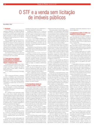 18 Estado de Direito, dezembro de 2007 
1. Introdução 
O STF e a venda sem licitação 
O STF criou relevante e perigosa orientação em 
emblemático julgamento, cujo acórdão foi publicado 
em 24/8/2007, ao estabelecer que lei específi ca possa 
permitir a venda de lotes irregulares situados em áreas 
públicas diretamente ao ocupante, fora das hipóteses 
de dispensa de licitação previstas na Lei nº 8.666, de 
21 de junho de 1993. 
Trata-se do julgamento da Ação Direta de Incons-titucionalidade 
(ADI) nº 2.990, que considerou cons-titucional 
a Lei Federal nº 9.262, de 12 de janeiro de 
1996, cujo principal objeto é, atendidos determinados 
requisitos, permitir a venda direta sem licitação aos 
ocupantes de lotes nos chamados “condomínios irregu-lares” 
situados em terras públicas na Área de Proteção 
Ambiental (APA) da Bacia do Rio São Bartolomeu, 
situada predominantemente no Distrito Federal. 
A Lei Federal nº 9.262/96 não tem o caráter de lei 
nacional, equiparando-se a uma lei estadual, distrital 
ou municipal, como veremos adiante. 
2. A regra geral para alienação 
de bens públicos. Competência 
constitucionalmente conferida para 
legislar a respeito do tema 
A Constituição Federal estabeleceu que a União é 
competente para legislar a respeito de normas gerais 
a respeito de licitação e contratação para todas as 
pessoas jurídicas de direito público e entidades da 
administração indireta: 
“Art. 22. Compete privativamente à União legislar 
sobre: 
(...) 
XXVII – normas gerais de licitação e contratação, 
em todas as modalidades, para as administrações 
públicas diretas, autárquicas e fundacionais da União, 
Estados, Distrito Federal e Municípios, obedecido o 
disposto no art. 37, XXI, e para as empresas públicas 
e sociedades de economia mista, nos termos do art. 
173, § 1°, III;” 
Além disso, a Constituição Federal estabeleceu 
que, como regra geral, os contratos celebrados pela 
Administração Pública deverão ser efetuados mediante 
o procedimento de licitação: 
“Art. 37. (...) 
XXI - ressalvados os casos especifi cados na legis-lação, 
as obras, serviços, compras e alienações serão 
contratados mediante processo de licitação pública que 
assegure igualdade de condições a todos os concorren-tes, 
com cláusulas que estabeleçam obrigações de paga-mento, 
mantidas as condições efetivas da proposta, nos 
termos da lei, o qual somente permitirá as exigências 
de qualifi cação técnica e econômica indispensáveis à 
garantia do cumprimento das obrigações.” 
A teor do que se vê desses dispositivos consti-tucionais, 
a regra geral é a contratação por meio de 
licitação; a exceção é a contratação sem licitação, para 
as hipóteses especifi cadas na legislação. 
Os casos que são ressalvados pelo inciso XXI do 
art. 37 devem ser os previstos nas normas gerais de 
licitações e contratos, que devem ser materializadas 
em lei de competência União, que terá caráter de lei 
nacional. 
Caso assim não se conclua, poderá qualquer ente 
da federação, por lei própria, estabelecer hipóteses 
específi cas em que a licitação não será necessária para a 
celebração de contratos com a Administração Pública, 
esvaziando de efi cácia quase que completamente os 
mencionados dispositivos constitucionais. 
Atendendo ao disposto no art. 22, XXVII, da 
Constituição Federal, a União editou a Lei nº 8.666/93, 
que trata a respeito de normas gerais de licitação e 
contratos para a Administração Pública, o que abrange 
as alienações de bens públicos. 
O art. 17, I, Lei nº 8.666/93 estabelece que os 
imóveis públicos somente podem ser alienados com 
autorização legislativa e, como regra geral, por meio 
de licitação, na modalidade concorrência, que será 
dispensada em hipóteses especifi cadas nas alíneas do 
referido dispositivo. 
Evidentemente, a lei que pode autorizar a venda de 
imóveis públicos deve ser editada pela pessoa política 
(União, Estado, Distrito Federal ou Município) que for 
proprietária do imóvel. 
A alínea “f” do inciso I do art. 17 da Lei nº 
8.666/93 dispensa a licitação para a alienação gratuita 
ou onerosa, aforamento, concessão de direito real de 
uso, locação ou permissão de uso de bens imóveis 
residenciais construídos, destinados ou efetivamente 
utilizados no âmbito de programas habitacionais ou 
de regularização fundiária de interesse social desen-volvidos 
por órgãos ou entidades da administração 
pública. 
Portanto, fora dessa hipótese prevista na Lei nº 
8.666/93, que trata de normas gerais de licitação e 
contratos da Administração Pública, parece que nem 
mesmo por meio de lei específi ca se poderia autorizar, 
sem licitação, a alienação de imóveis públicos. 
Assim, a regularização de lotes e loteamentos 
situados em terrenos de propriedade do Poder Público 
parecia que somente poderia ser feita no âmbito de 
programas habitacionais destinados à população de 
baixa renda ou mediante procedimento de regulari-zação 
fundiária no qual a venda dos lotes seria feita 
mediante concorrência (licitação). 
3. A jurisprudência anterior ao 
julgamento da ADIn nº 2.990 
O Tribunal de Justiça do Distrito Federal (TJDF), 
de forma pacífi ca, sempre julgou no sentido de que 
seria inconstitucional a lei local que autorizasse a venda 
direta de lotes situados nos chamados “condomínios 
irregulares” em terras públicas, ocupados sem título 
outorgado por órgão estatal, em razão da necessidade 
do processo de licitação pública, que só estaria dispen-sado 
quando os benefi ciários fossem pessoas carentes, 
no âmbito de programas habitacionais (art. 17, I, “f”, 
da Lei n. 8.666/93). Entendia o TJDF que nesses casos 
a situação seria diversa da prevista pela Lei Federal nº 
8.025, de 12 de abril de 1990, que autorizou a venda 
de imóveis da União para servidores públicos devida-mente 
autorizados a residir em tais imóveis. 
Com efeito, o STF jamais afi rmou a inválida a 
Lei nº 8.025/90, que no art. 6º permitiu ao legítimo 
ocupante de imóvel funcional situado no Distrito Fe-deral 
a sua aquisição a preço de mercado, preenchidos 
determinados requisitos estabelecidos no próprio 
dispositivo. 
A Lei nº 8.025/90 não tinha conteúdo de lei nacio-nal 
e não foi editada com fundamento na competência 
constitucionalmente conferida à União para legislar 
sobre normas gerais de licitações e contrato. Ao revés, 
tratava-se de Lei de cunho meramente federal, uma vez 
que abrange apenas imóveis de propriedade da União, 
inaplicável aos demais entes da Federação. 
Nesse mesmo sentido, o Estado do Amapá editou a 
Lei Estadual nº 159, de 28 de junho de 1994, referente 
a imóveis funcionais situados em Macapá, autorizando 
a venda sem licitação e não foi considerada inconstitu-cional 
pelo STF, no julgamento da medida liminar na 
Ação Direta de Inconstitucionalidade (ADIn) nº 1.300. 
Constou do voto condutor desse julgamento que 
referida Lei estadual praticamente reproduzia o teor e 
alcance da referida Lei Federal nº 8.025/90, que teria 
passado “pelo crivo de constitucionalidade”. 
Já o Estado do Tocantins editou a Lei Estadual nº 
147, de 18 de abril de 1990, também autorizando a 
venda de imóveis funcionais a servidores públicos sem 
licitação. Porém, ao contrário das leis acima mencio-nadas, 
a Lei tocantinense tratava da aquisição de lotes 
e moradias situadas no perímetro urbano de Palmas 
sem licitação, sem se limitar a imóveis que estivem 
legitimamente ocupados por servidores públicos em 
virtude de ato do Poder Público. Em razão disso, o STF 
afi rmou a inconstitucionalidade dessa Lei por ocasião 
do julgamento da ADIn nº 651. 
Como se vê, o traço marcante que diferencia a 
Lei federal e a Lei do Amapá da Lei do Tocantins, no 
que se refere à possibilidade de venda sem licitação, é 
a exigência, contida nas duas primeiras leis, de estar 
o imóvel funcional legitimamente ocupado pelo ser-vidor 
público, exigência tal que não existe na Lei do 
Tocantins. Com base nessa diferença, o STF julgou as 
duas primeiras leis constitucionais e a julgou a última 
inconstitucional. 
Essa distinção, ao menos aparentemente, é irrele-vante: 
as leis que tratam de normas gerais de licitação e 
contratos da Administração Pública em vigor à época 
de edição das mencionadas Lei Federal nº 8.025/90 
(Decreto-lei nº 2.300, de 21 de novembro de 1986) 
e da Lei Estadual nº 159/94 (Lei nº 8.666/93), não 
autorizavam a dispensa (note-se bem: dispensa!) de 
licitação na hipótese de alienação de imóveis legitima-mente 
ocupados por servidores públicos. 
Desse modo, poderia o STF apreciar a inconstitu-cionalidade 
da mencionada Lei do Amapá por ocasião 
do julgamento fi nal da ADIn nº 1.300 e até mesmo da 
Lei Federal nº 8.025/90, caso proposta ação direta de 
inconstitucionalidade por algum dos legitimados. 
Porém, não há notícia da propositura da referida 
ação, assim como a ADIn nº 1.300, após o indeferi-mento 
da liminar acima mencionada, foi julgada extin-ta 
por decisão monocrática do relator em 20/8/2008, 
que, entre outros fundamentos, apontou que “não 
são suscetíveis de controle concentrado as normas 
individuais e concretas como aquelas que se destinam 
a situações defi nidas e têm destinatários certos”, o que 
seria justamente o caso da Lei atacada, pois “os pre-ceitos 
que se pretende alijar do ordenamento jurídico 
benefi ciam não os servidores do Estado do Amapá 
genericamente considerados, mas apenas aqueles que 
ocupam imóveis individualmente identifi cados, ut 
singuli. Não resta dúvida de que se trata de normas 
que disciplinam relações jurídicas in concreto”. 
Assim, até o julgamento da ADIn nº 2.990, que 
veremos no item seguinte, não se poderia dizer de 
forma cabal que o STF tinha uma posição defi nida a 
respeito do tema: ele apenas deixou de considerar in-constitucionais 
leis que estabeleceram a possibilidade 
de venda sem licitação para servidores que ocupassem 
legitimamente imóveis públicos, implicitamente 
considerando constitucional a disposição no bojo de 
diversos julgamentos. 
4. O julgamento da ADIn nº 2.990 e sua 
influência no direito brasileiro. 
A maior parte dos imóveis públicos situados na 
região mencionada pela Lei Federal nº 9.262/96 são 
de propriedade da Companhia Imobiliária de Brasília 
(TERRACAP), empresa pública controlada pelo Dis-trito 
Federal, que detém 51% do seu capital, sendo da 
União os restantes 49%. 
O art. 3º da Lei nº 9.262/96 estabeleceu que, aten-didos 
determinados requisitos, os imóveis públicos 
situados nessa região específi ca poderão ser alienados 
com dispensa dos “procedimentos exigidos pela Lei nº 
8.666 de 21 de junho de 1993”. 
Entre os requisitos exigidos pela Lei nº 9.262/96, 
destaca-se a necessidade de comprovação, perante a 
Terracap, de ter o ocupante “fi rmado compromisso de 
compra e venda de fração ideal do loteamento, prova 
esta que deverá ser feita mediante apresentação do 
contrato fi rmado com o empreendedor do loteamento 
ou suposto proprietário, além da comprovação de que 
efetivamente pagou, ou está pagando, pelo terreno” 
(art. 3º, § 2º). 
O “empreendedor do loteamento ou suposto pro-prietário” 
ao qual a Lei se refere não é o Poder Público, 
mas sim a pessoa que, sendo “suposto proprietário” ou 
mesmo “suposto possuidor”, realizou o parcelamento 
do solo, mediante celebração de contrato com os 
adquirentes dos lotes, sem preencher os requisitos da 
Lei nº 6.766, de 19 de dezembro de 1979, que dispõe 
a respeito de parcelamento do solo urbano.. 
Uma das principais causas dos problemas fundiá-rios 
existentes no Distrito Federal foram as imprecisas 
desapropriações de terras particulares realizadas por 
ocasião da criação da nova capital. Por essa razão, a Lei 
nº 9.262/96 não distingue a hipótese em que o “em-preendedor 
do loteamento ou suposto proprietário” é 
uma pessoa que, de forma realmente fundamentada, 
disputa judicialmente a propriedade das terras, da 
hipótese em que ocorreu pura e simples invasão 
(“grilagem”) de terras públicas e subseqüente venda 
irregular de parcelas dessas terras. Além disso, entre 
essas duas situações existe uma zona cinzenta, fazendo 
a questão mais complexa do que aparenta à primeira 
vista.Sem entrar no mérito da existência ou não de 
boa-fé dos compradores dos lotes dos parcelamentos 
irregulares, é evidente que a Lei pretende promover 
a regularização fundiária da APA do São Bartolomeu, 
o que passa, necessariamente, pela regularização da 
propriedade territorial dos atuais ocupantes do terri-tório 
factualmente parcelado. O tema da existência ou 
não de boa-fé dos compradores, bem como dos seus 
limites e importância jurídica, é sensível e delicado, 
tendo provocado justifi cáveis manifestações com forte 
carga emocional por parte das pessoas envolvidas no 
tema. 
Assim, a Lei nº 9.262/96 quer resolver o problema 
para o futuro, ainda que implicitamente possa chan-celar 
alguns casos específi cos de fl agrante violação da 
ordem pública ocorridos no passado. 
Evidentemente, a Lei nº 9.262/96 não foi editada 
pela União com base na competência estabelecida 
constitucionalmente para legislar a respeito de nor-mas 
gerais de licitações e contratos. Ao revés, a Lei 
nº 9.262/96 é uma lei específi ca, abrangendo não 
de imóveis públicos 
Bruno Mattos e Silva* 
 