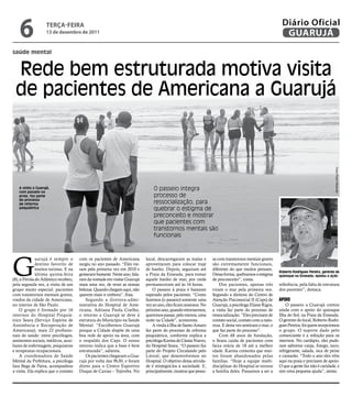 6               teRçA-feiRA
                    13 de dezembro de 2011
                                                                                                                                                         Diário Oficial
                                                                                                                                                          GUARUJÁ
saúde mental


 Rede bem estruturada motiva visita
 de pacientes de Americana a Guarujá




                                                                                                                                                                                          Fotos Pedro Rezende
   A visita a Guarujá,
   com passeio na
                                                                                O passeio integra
   praia, faz parte                                                             processo de
   do processo
   de reforma                                                                   ressocialização, para
   psiquiátrica                                                                 quebrar o estigma de
                                                                                preconceito e mostrar
                                                                                que pacientes com
                                                                                transtornos mentais são
                                                                                funcionais




G
              uarujá é sempre o       com os pacientes de Americana         local, descarregaram as malas e       as com transtornos mentais graves
              destino favorito de     surgiu no ano passado. “Eles vie-     aproveitaram para colocar traje       são extremamente funcionais,
              muitos turistas. E na   ram pela primeira vez em 2010 e       de banho. Depois, seguiram até        diferente do que muitos pensam.
                                                                                                                                                        Roberto Rodrigues Pereira, gerente de
              última quinta-feira     gostaram bastante. Neste ano, fala-   a Praia da Enseada, para tomar        Dessa forma, quebramos o estigma      quiosque na Enseada, apoiou a ação
(8), a Pérola do Atlântico recebeu,   ram da vontade em visitar Guarujá     aquele banho de mar, por onde         de preconceito”, conta.
pela segunda vez, a visita de um      mais uma vez, de rever as nossas      permaneceram até às 16 horas.             Dos pacientes, apenas três        referência, pela falta de estrutura
grupo muito especial: pacientes       belezas. Quando chegam aqui, não          O passeio à praia é bastante      viram o mar pela primeira vez.        dos parentes”, destaca.
com transtornos mentais graves,       querem mais ir embora”, frisa.        esperado pelos pacientes. “Como       Segundo a diretora do Centro de
vindos da cidade de Americana,            Segundo a diretora-admi-          fazemos (o passeio) somente uma       Atenção Psicossocial II (Caps) de     aPoio
no interior de São Paulo.             nistrativa do Hospital de Ame-        vez ao ano, eles ficam ansiosos. No   Guarujá, a psicóloga Eliane Rigos,        O passeio a Guarujá contou
    O grupo é formado por 16          ricana, Adriana Paula Coelho,         próximo ano, quando retornarmos,      a visita faz parte do processo de     ainda com o apoio do quiosque
internos do Hospital Psiquiá-         o retorno a Guarujá se deve à         queremos passar, pelo menos, uma      ressocialização. “Eles precisam de    Ilha do Sol, na Praia da Enseada.
trico Seara (Serviço Espírita de      estrutura do Município na Saúde       noite na Cidade”, acrescenta.         contato social, contato com a natu-   O gerente do local, Roberto Rodri-
Assistência e Recuperação de          Mental. “Escolhemos Guarujá               A vinda à Ilha de Santo Amaro     reza. E desta vez sentiram o mar, o   gues Pereira, foi quem recepcionou
Americana), mais 22 profissio-        porque a Cidade dispõe de uma         faz parte do processo de reforma      que faz parte do processo”.           o grupo. O suporte dado pelo
nais de saúde: entre psicólogos,      boa rede de apoio na área, com        psiquiátrica, conforme explica a          Com 48 anos de fundação,          comerciante é a refeição para os
assistentes sociais, médicos, auxi-   o respaldo dos Caps. O nosso          psicóloga Karina de Cássia Nuevo,     o Seara cuida de pacientes com        internos. No cardápio, eles pude-
liares de enfermagem, psiquiatras     retorno indica que a base é bem       do Hospital Seara. “O passeio faz     faixa etária de 18 até a melhor       ram saborear canja, frango, suco,
e terapeutas ocupacionais.            estruturada”, salienta.               parte do Projeto Circulando pelo      idade. Karina comenta que mui-        refrigerante, salada, isca de peixe
    A coordenadora de Saúde               Os pacientes chegaram a Gua-      Litoral, que desenvolvemos no         tos foram abandonados pelas           e camarão. “Todo o ano eles vêm
Mental da Prefeitura, a psicóloga     rujá por volta das 9h30, e foram      Hospital. O objetivo dessa ativida-   famílias. “Hoje a equipe multi-       aqui na praia e precisam de apoio.
Iara Bega de Paiva, acompanhou        direto para o Centro Esportivo        de é reintegrá-los à sociedade. E,    disciplinar do Hospital se tornou     O que a gente faz não é caridade, e
a visita. Ela explica que o contato   Duque de Caxias – Tejereba. No        principalmente, mostrar que pesso-    a família deles. Passamos a ser a     sim uma pequena ajuda”, atesta.
 
