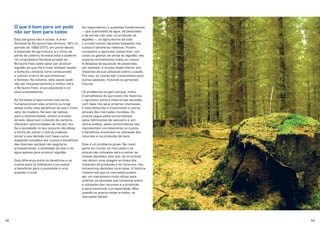 52 53
O que é bom para um pode
não ser bom para todos
Esta pergunta não é ociosa. A área
florestal do Burquina Faso diminuiu 18% no
período de 1990-2010, em parte devido
à expansão da agricultura, e o ritmo da
perda de coberto florestal está a acelerar.
Um proprietário florestal privado do
Burquina Faso pode optar por produzir
algodão porque lhe é mais rentável vender
a lenha (ou utilizá-la como combustível)
e cultivar a terra do que preservar
a floresta. No entanto, esta opção pode
não ser necessariamente a melhor para
o Burquina Faso, a sua população e os
seus ecossistemas.
As florestas proporcionam aos seres
humanos (vivam eles próximo ou longe
delas) muito mais benefícios do que o mero
valor da madeira. Servem de habitat
para a biodiversidade, evitam a erosão
do solo, absorvem o dióxido de carbono,
oferecem oportunidades de recreio, etc.
Se a sociedade no seu conjunto decidisse
a forma de utilizar o solo (e pudesse
tomar a sua decisão com base numa
avaliação completa dos custos e benefícios
das diversas opções) não esgotaria,
provavelmente, a totalidade do solo e da
água apenas para produzir algodão.
Esta diferença entre os benefícios e os
custos para os indivíduos e os custos
e benefícios para a sociedade é uma
questão crucial.
Ao responderem a questões fundamentais
— que quantidade de água, de pesticidas
e de terras irão usar na produção de
algodão —, os agricultores de todo
o mundo tomam decisões baseadas nos
custos e benefícios relativos. Porém,
conquanto o agricultor possa ficar com
todos os ganhos da venda do algodão, não
suporta normalmente todos os custos.
A despesa da aquisição de pesticidas,
por exemplo, é muitas vezes inferior aos
impactes da sua utilização sobre a saúde.
Por isso, os custos são transmitidos para
outras pessoas, incluindo as gerações
futuras.
Os problemas surgem porque, muito
à semelhança do que todos nós fazemos,
o agricultor toma a maioria das decisões
com base nos seus próprios interesses.
E esta distorção é transmitida a outros
através dos mercados mundiais. Os
preços pagos pelos comerciantes,
pelos fabricantes de vestuário e, em
última análise, pelos consumidores não
representam corretamente os custos
e benefícios envolvidos na utilização dos
recursos e na produção de bens.
Este é um problema grave. Na maior
parte do mundo, os mercados e os
preços são utilizados para orientar as
nossas decisões, pelo que, se os preços
nos derem uma imagem errónea dos
impactes da produção e do consumo, nós
tomaremos decisões incorretas. A história
mostra-nos que os mercados podem
ser um mecanismo muito eficaz para
orientar as decisões que tomamos sobre
a utilização dos recursos e a produção
e para maximizar a prosperidade. Mas
quando os preços estão errados, os
mercados falham.
 