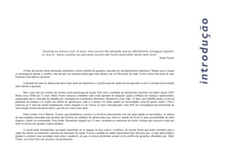"Quando eu estava com 14 anos, meu pai era tão estúpido que eu dificilmente conseguia suportá-
lo. Aos 2I , fiquei surpreso ao perceber quanto ele havia aprendido nestes sete anos".
Mark Twain
A frase do escritor norte-americano simboliza o eterno conflito de gerações, marcado por incompreensões familiares. Muitas vezes o tempo
se encarrega de atenuar o conflito, mas até que isso aconteça muita água (não apenas a do rio Mississipi, de onde Twain extraiu boa parte de suas
histórias) rola debaixo da ponte.
A atenção dos pais ao adolescente deve fazer parte do tratamento e o profissional de saúde precisa aprender a ouvir e orientar nesta relação
entre família e paciente.
Mas o que tem em comum um escritor norte-americano do século XIX com a realidade do adolescente brasileiro em pleno século XXI?
Muita coisa. Órfão aos 12 anos, Mark Twain começou a trabalhar cedo como aprendiz de tipógrafo, igual a milhares de crianças e adolescentes,
empurrados para o mercado de trabalho por contingências econômicas familiares. Brasileiros como João, 15 anos, que trabalha desde os oito na
plantação de tomates e se expõe aos efeitos de agrotóxicos. João é o retrato vivo deste quadro de necessidades: pesa 40 quilos, mede 1,55m e
estancou na 5ª série do ensino fundamental. Outra situação é a de Teresa, 22 anos, infectada pelo vírus HIV em conseqüência provavelmente de
uma relação sexual sem preservativo, que ela teve cinco anos atrás.
Outro retrato vivo é Márcia, 16 anos, que abandonou a escola e se envolveu afetivamente com um rapaz ligado ao narcotráfico. A crônica
de uma tragédia anunciada está presente nas histórias de milhares de adolescentes que vêem no mundo do tóxico a única possibilidade de obter
respeito e poder na comunidade. Pura ilusão. Raramente chegam aos 25 anos, inchando as estatísticas de morte violenta que crescem a cada ano
entre os jovens nos grandes centros urbanos.
A escola pode desempenhar um papel importante ao se engajar na luta contra a violência, da mesma forma que pode contribuir para a
saúde dos alunos ao transmitir conceitos de educação em saúde. Escola e unidade de saúde representam dois alicerces que, se bem aproveitados,
ajudam a construir uma sociedade mais justa e saudável, em que os únicos problemas seriam os do conflito de gerações, abordados por Mark
Twain, um crítico feroz do racismo e do puritanismo.
 