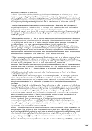 ‘s Hofs oordeel acht ik daarom niet onbegrijpelijk.
Op dezelfde grond moet falen onderdeel 5 dat klaagt over de onjuistheid/onbegrijpelijkheid van de beslissing in r.o. 11 van het
tussenarrest dat in casu de gevolgen ontbinding niet uitsluiten, omdat [verweerder] Beheer gemotiveerd heeft betwist dat de
bedrijfsvoering bij Provamo B.V. onder het nieuwe regime is geschaad. Volgens het onderdeel had het hof moeten onderzoeken of
de gestelde feiten al dan niet als vaststaand kunnen worden aangenomen. Het hof heeft echter in r.o. 9 van het eindarrest geoordeeld
dat [eisers] te weinig omstandigheden hebben gesteld waaruit blijkt dat de bedrijfsvoering van Provamo B.V. is geschaad.
7) Onderdeel 6 voert aan dat onbegrijpelijk is dat het faillissement van Provamo B.V. afdoet aan de zwaarwegendheid van de
gevolgen van de ontbinding. Niet valt immers in te zien hoe [verweerder] Beheer zou kunnen voldoen aan de verplichting om de
aandelen van Provamo Holding B.V. terug te leveren in de staat waarin zij deze heeft ontvangen.
Zoals reeds eerder opgemerkt is voor de vraag of de bevoegdheid tot ontbinding bestaat, niet beslissend of ongedaanmaking - in de
zin van teruggave van de zaak in dezelfde staat - mogelijk is. De gevolgen van eventuele onmogelijkheid worden door art. 6:271 e.v.
jo art. 6:74 e.v. geregeld.
8) Onderdeel 8 betoogt dat het hof in r.o. 11 van het eindarrest, waar het heeft overwogen dat de waardedaling van de aandelen voor
rekening van [eisers] behoort te komen, heeft miskend dat de schuldenaar van een ongedaanmakingsverbintenis op grond van art.
7:10 lid 4 jo. 6:273 BW vanaf het tijdstip dat hij redelijkerwijs met een ontbinding rekening moet houden, verplicht is als een
zorgvuldig schuldenaar er voor zorg te dragen dat de ongedaanmaking van de prestatie mogelijk zal zijn.
Het onderdeel faalt mijns inziens. Niet blijkt dat het hof de genoemde regels heeft miskend. Veeleer lijkt mij ‘s hofs beslissing
gebaseerd op een tegen de achtergrond daarvan verrichte waardering van de ten processe gebleken omstandigheden. Het resultaat
van die waardering acht ik - gelet op onder meer de aard van de tekortkoming, de gevolgen daarvan voor het rendement van de
gekochte onderneming, de investeringen die [verweerder] Beheer in die onderneming heeft gedaan en de onwil van [eisers] om aan
een buitengerechtelijke ongedaanmaking van de transactie mee te werken1 - geenszins onbegrijpelijk.
9) Middel 3, bestaande uit een onderdeel, is gericht tegen r.o. 12 van het eindarrest waarin het hof onder meer overweegt dat het de
gevorderde ontbinding zal uitspreken en [eisers] zal veroordelen tot medewerking aan de teruglevering van de aandelen. Daarbij
heeft het hof aangegeven dat de contractsbepalingen (in het bijzonder die onder f en g) bezwaarlijk anders zijn op te vatten dan aldus
dat [eiser 1] en [eiser 2] Participatie B.V. ieder voor het geheel, en derhalve hoofdelijk, verbonden zijn.
Het onderdeel acht rechtens onjuist althans onbegrijpelijk dat het hof de thans eisers tot cassatie onder 1 en 2 hoofdelijk verbonden
heeft geacht terzake van de nakoming van de ongedaanmakingsverbintenis. Deze klacht mist feitelijke grondslag: mede gelet op het
dictum heeft het hof in de slotzin van r.o. 12 klaarblijkelijk alleen het oog gehad op de veroordeling tot schadevergoeding.2
10) Middel 4 voert in onderdeel 1 aan dat, voor zover uit r.o. 8 en 10 van het tussenarrest en r.o. 13 en 14 van het eindarrest
voortvloeit dat het hof het bedrag van
ƒ 1.400.000,- heeft toegewezen met toepassing en op grond van de contractsbepalingen f en g, die beslissing blijk geeft van een
onjuiste rechtsopvatting. Het onderdeel meent dat het hof hiermee heeft miskend dat partijen op grond van art. 6:271 door de
ontbinding van een overeenkomst van de door die ontbinding getroffen verbintenissen zijn bevrijd en dat partijen derhalve na die
ontbinding niet meer tot nakoming van die verbintenissen zijn gehouden, tenzij uit de betreffende overeenkomst anders zou
voortvloeien.
Deze klacht faalt m.i. bij gebreke van feitelijke grondslag. Zoals bij de bespreking van middel 1 aan de orde kwam heeft het hof de
garantiebepalingen aldus uitgelegd dat bij niet-nakoming van de daarin vervatte toezeggingen sprake is van een tekortkoming in de
nakoming van de verplichtingen van de verkopers ([eisers]), die aan de koopster ([verweerder] Beheer) recht gaf op ontbinding van
de overeenkomst met schadevergoeding. Mede gelet op het contrast tussen de stellingen van [eisers] (die het bestaan van een
tekortkoming ontkenden en de financiële afwikkeling geheel op de garantiebepalingen wilden baseren) en die van [verweerder]
Beheer (die ontbinding op basis van art. 6:265 bepleitte en schadevergoeding eiste), ligt het voor de hand dat het hof zich de
schadevergoedingsverplichting als berustend op de wet (art. 6:277) heeft gedacht.
Overigens meen ik dat de klacht - even aangenomen dat het hof de schadevergoedingsverplichting inderdaad op de
contractsbepalingen zou hebben gebaseerd - ook faalt bij gebrek aan belang. Bij afwezigheid van die bepalingen zou de
schadevergoedingsverplichting berusten op art. 6:277 BW. Het onderdeel geeft niet aan waarom zij dan beperkter zou zijn. In de
schriftelijke toelichting wordt zelfs opgemerkt dat 'allerminst vaststaat' dat de contractsbepalingen een ruimer recht op
schadevergoeding zouden omvatten dan de bepalingen van Boek 6.
Onderdeel 2 betoogt dat het hof ten onrechte niet heeft vastgesteld dat de schade in causaal verband staat met de tekortkoming door
[eisers] en/of dat de schade niet (deels) het gevolg is van eigen schuld in de zin van art. 6:101. Ook deze klacht faalt. Uit het feit dat
het hof [eisers] aansprakelijk heeft geacht voor het gehele bedrag van de onderhavige schadepost blijkt dat het hof causaal verband
wel en eigen schuld niet aanwezig heeft geacht. Deze beslissingen zijn niet onbegrijpelijk in het licht van de door het hof als
vaststaand aangenomen feiten; bij gebreke van specifieke stellingen van [eisers] omtrent causaal verband en eigen schuld behoefden
zij op die punten ook geen specifieke motivering.
Onderdeel 3 klaagt tot slot over de onbegrijpelijkheid van ’s hofs oordeel dat storting van het bedrag van ƒ 1.400.000,- wordt erkend

163

 