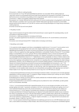 [Verweerster] c.s. hebben de vordering bestreden.
Na een tussenvonnis van 16 mei 1997 heeft de Rechtbank bij eindvonnis van 14 november 1997 de vordering afgewezen.
Tegen beide vonnissen van de Rechtbank heeft [eiseres] hoger beroep ingesteld bij het Gerechtshof te Leeuwarden. In hoger beroep
heeft [eiseres] zijn eis vermeerderd en de grondslag van de eis aangevuld, als nader vermeld in de memorie van grieven.
[Verweerster] c.s. hebben voorwaardelijk incidenteel hoger beroep ingesteld.
Bij tussenarrest van 18 oktober 2000 heeft het Hof de zaak naar de rol verwezen teneinde partijen in de gelegenheid te stellen bij akte
nadere informatie te verstrekken zoals in zijn arrest onder 6 bedoeld. Nadat partijen ingevolge het tussenarrest een akte hadden
genomen heeft het Hof bij eindarrest van 25 juli 2001 de vonnissen waarvan beroep bekrachtigd en de in hoger beroep vermeerderde
vordering afgewezen.
De arresten van het Hof zijn aan dit arrest gehecht.
2. Het geding in cassatie
Tegen zowel het tussenarrest als tegen het eindarrest heeft [eiseres] beroep in cassatie ingesteld. De cassatiedagvaarding is aan dit
arrest gehecht en maakt daarvan deel uit.
[Verweerster] c.s. hebben geconcludeerd tot verwerping van het beroep.
De zaak is voor partijen toegelicht door hun advocaten en voor [eiseres] mede door mr. M. van den Steenhoven, advocaat bij de
Hoge Raad.
De conclusie van de Advocaat-Generaal D.W.F. Verkade strekt tot verwerping van het beroep.
3. Beoordeling van het middel
3.1 In cassatie kan worden uitgegaan van de feiten en omstandigheden vermeld in de nrs 2.1 tot en met 2.5 van de conclusie van de
Advocaat-Generaal. Kort gezegd gaat het in deze zaak om het volgende. Tijdens door [verweerster] c.s. uitgevoerde
dakbedekkingswerkzaamheden aan een loods van [eiseres] zijn boorkrullen in de loods terecht gekomen, waardoor (potentieel grote)
schade is, of kan zijn, toegebracht aan aldaar opgeslagen tabaksbladeren van Koninklijke Theodorus Niemeyer B.V. Tevoren hadden
partijen, na correspondentie over en weer, op 30 juni 1995 een contract ondertekend, waarin is verwezen naar documenten met
onderling (uiterst) tegenstrijdige aansprakelijkheidsvoorwaarden. In de Algemene Voorwaarden van [verweerster] c.s. gaat het om
een aansprakelijkheidsbeperkende clausule (art. 9.1: "Opdrachtnemer is slechts aansprakelijk voor directe of indirecte schade aan het
werk en/of derden voor zover ontstaan door grove schuld van opdrachtnemer of van hen die door opdrachtnemer te werk zijn gesteld
op de aan haar opgedragen werkzaamheden met dien verstande dat voor vergoeding alleen in aanmerking komt die schade waartegen
opdrachtnemer verzekerd is, dan wel redelijkerwijs gezien de in de branche geldende gebruiken, verzekerd had behoren te zijn."); de
clausule in de Technische Omschrijving van [eiseres] verzwaart juist de aansprakelijkheid van [verweersters] c.s. (art. 7: "De
aannemer vrijwaart de opdrachtgever vanaf de datum van aanvang van de werkzaamheden tot en met de datum van oplevering, voor
alle aanspraken van derden, waaronder alle schaden, van welke aard ook, welke uit de ingebruikneming van het werk mocht(en)
voortvloeien en voor de mogelijke schade ontstaan door zijn werkzaamheden aan de produkten welke opgeslagen zijn in de loods.").
Partijen strijden over de vraag welke clausule prevaleert en over de vraag of art. 6:225 BW hierbij een rol speelt.
3.2 [Eiseres] heeft gesteld dat bij de uitvoering van de aannemingsovereenkomst schade is veroorzaakt aan de in de loods opgeslagen
tabaksbladeren en heeft gevorderd als onder 1 is weergegeven, hetgeen samengevat neerkomt op de vordering voor recht te verklaren
dat [verweersters] c.s. voor de schade aansprakelijk is.
De Rechtbank heeft de vordering van [eiseres] afgewezen, daarbij oordelende dat onvoldoende duidelijk is geworden, in hoeverre
[eiseres] door Niemeyer aansprakelijk is gesteld.
In hoger beroep heeft het Hof, na een tussenarrest te hebben gewezen, bij eindarrest het vonnis van Rechtbank, op andere gronden
dan die van de Rechtbank, bekrachtigd.
3.3 In rov. 3 van zijn tussenarrest heeft het Hof vastgesteld dat partijen zich over en weer beroepen op de telkens voor hen meest
gunstige regeling van de onder 3.1 geciteerde voorwaarden en wel in die zin dat [eiseres] zich beroept op de regeling vervat in art. 7
van de Technische Omschrijving van het werk, terwijl [verweersters] c.s. zich van haar kant ter afwering van de vordering van
[eiseres] beroept op art. 9.1 van de Algemene Voorwaarden dat de (uitsluiting van de) aansprakelijkheid regelt. Het Hof heeft
vervolgens geoordeeld dat de Technische Omschrijving en de Algemene Voorwaarden (beide) deel uitmaken van de overeenkomst.
Het contract van aanneming, dat op 30 juni 1995 door beide partijen is getekend, vermeldt immers, aldus het Hof, "het aanbrengen
van een stalen dakbedekkingssysteem t.b.v. de dakrenovatie van loods II [...] overeenkomstig de technische omschrijving van 6 april
1995 van het Architecten- en Ingenieursburo [...]. Onder de volgende voorwaarden: a. [...] d. volgens de brief van de aannemer met
het kenmerk: offertenr.: 95.088, d.d. 3 mei 1995 [...}."
In rov. 5 van zijn tussenarrest heeft het Hof geoordeeld dat in het onderhavige geval niet de in art. 6:225 BW bedoelde situatie aan de
orde is, waarin aanbod en aanvaarding van elkaar afwijken, zulks al dan niet als gevolg van verwijzing naar (verschillende) algemene

166

 