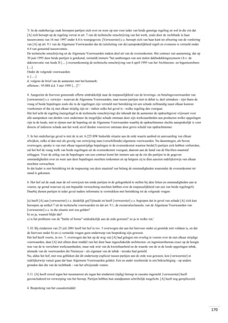 '3. In de onderhavige zaak beroepen partijen zich over en weer op een voor ieder van beide gunstige regeling en wel in die zin dat
[A] zich beroept op de regeling vervat in art. 7 van de technische omschrijving van het werk, zoals door de rechtbank in haar
tussenvonnis van 16 mei 1997 onder 4.4 is weergegeven. [Verweerster] c.s. beroept zich van haar kant ter afwering van de vordering
van [A] op art. 9.1 van de Algemene Voorwaarden dat de (uitsluiting van de) aansprakelijkheid regelt en eveneens is vermeld onder
4.4 van genoemd tussenvonnis.
De technische omschrijving en de Algemene Voorwaarden maken deel uit van de overeenkomst. Het contract van aanneming, dat op
30 juni 1995 door beide partijen is getekend, vermeldt immers "het aanbrengen van een stalen dakbedekkingssysteem t.b.v. de
dakrenovatie van loods II [.....] overeenkomstig de technische omschrijving van 6 april 1995 van het Architecten- en Ingenieursburo
[....].
Onder de volgende voorwaarden:
a. [.....]
d. volgens de brief van de aannemer met het kenmerk:
offertenr.: 95.088 d.d. 3 mei 1995 [....]".'
4. Aangezien de hiervoor genoemde offerte uitdrukkelijk naar de toepasselijkheid van de leverings- en betalingsvoorwaarden van
[verweerster] c.s. verwijst - waarvan de Algemene Voorwaarden, naar tussen partijen niet in debat is, deel uitmaken - rijst thans de
vraag of beide bepalingen zoals die in de regelingen zijn vermeld met betrekking tot een schade zelfstandig naast elkaar kunnen
voorkomen of dat zij met elkaar strijdig zijn en - indien zulks het geval is - welke regeling dan voorgaat.
Het hof acht de regeling (neergelegd in de technische omschrijving) die inhoudt dat de aannemer de opdrachtgever vrijwaart voor
alle aanspraken van derden voor ondermeer de mogelijke schade ontstaan door zijn werkzaamheden aan producten welke opgeslagen
zijn in de loods, niet te rijmen met de bepaling uit de Algemene Voorwaarden waarbij de opdrachtnemer slechts aansprakelijk is voor
directe of indirecte schade aan het werk en/of derden voorzover ontstaan door grove schuld van opdrachtnemer.
5. In het onderhavige geval is niet de in art. 6:225 BW bedoelde situatie aan de orde waarin aanbod en aanvaarding van elkaar
afwijken, zulks al dan niet als gevolg van verwijzing naar (verschillende) algemene voorwaarden. Nu daarentegen, als boven
overwogen, sprake is van met elkaar tegenstrijdige bepalingen in de overeenkomst waartoe beide(3) partijen zich hebben verbonden,
zal het hof de vraag welk van beide regelingen uit de overeenkomst voorgaat, daarom aan de hand van de Haviltex-maatstaf
uitleggen. Voor de uitleg van de bepalingen van een contract komt het immers aan op de zin die partijen in de gegeven
omstandigheden over en weer aan deze bepalingen mochten toekennen en op hetgeen zij te dien aanzien redelijkerwijs van elkaar
mochten verwachten.
In dat kader is met betrekking tot de toepassing van deze maatstaf van belang de omstandigheden waaronder de overeenkomst tot
stand is gekomen.
6. Het hof zal de zaak naar de rol verwijzen ten einde partijen in de gelegenheid te stellen bij akte feiten en omstandigheden aan te
voeren, op grond waarvan zij een bepaalde verwachting mochten hebben over de toepasselijkheid van een van beide regeling(4).
Daarbij dienen partijen in ieder geval nadere informatie te verstrekken met betrekking tot de volgende vragen:
[a) heeft [A] aan [verweerster] c.s. duidelijk ge(5)]maakt en heeft [verweerster] c.s. begrepen dat in geval van schade [A] zich kan
beroepen op artikel 7 uit de technische voorwaarden en dat art. 9.1, de exoneratieclausule, van de Algemene Voorwaarden van
[verweerster] c.s. in die situatie niet zou gelden?
b) zo ja, waaruit blijkt dat?
c) is het probleem van de "battle of forms" uitdrukkelijk aan de orde geweest? zo ja in welke zin.'
3.10. Bij eindarrest van 25 juli 2001 heeft het hof in rov. 5 overwogen dat aan het hiervoor onder a) gestelde niet voldaan is, en dat
de hiervoor onder b) en c) vermelde vragen geen onderwerp van bespreking zijn geweest.
Het hof heeft voorts, in rov. 7, overwogen dat het op de weg van [A] had gelegen om overleg te voeren over de met elkaar strijdige
voorwaarden, daar [A] niet alleen door middel van het door haar ingeschakelde architecten- en ingenieursbureau exact op de hoogte
was van de te verrichten werkzaamheden, maar ook wist van de kwetsbaarheid en de waarde van de in de loods opgeslagen tabak,
alsmede van de voorwaarden die Niemeyer - als eigenaar van de tabak - terzake had gesteld.
Nu, aldus het hof, niet was gebleken dat dit onderwerp expliciet tussen partijen aan de orde was geweest, kon [verweerster] er
redelijkerwijs vanuit gaan dat haar Algemene Voorwaarden golden. Een en ander resulteerde in een bekrachtiging - op andere
gronden dan die van de rechtbank - van het afwijzende vonnis.
3.11. [A] heeft zowel tegen het tussenarrest als tegen het eindarrest (tijdig) beroep in cassatie ingesteld. [verweerster] heeft
geconcludeerd tot verwerping van het beroep. Partijen hebben hun standpunten schriftelijk toegelicht. [A] heeft nog gerepliceerd.
4. Bespreking van het cassatiemiddel

170

 