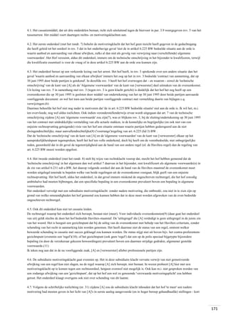 4.1. Het cassatiemiddel, dat uit drie onderdelen bestaat, richt zich uitsluitend tegen de hiervoor in par. 3.9 weergegeven rov. 5 van het
tussenarrest. Het middel voert daartegen rechts- en motiveringsklachten aan.
4.2. Het eerste onderdeel (met het randr. 7) behelst de motiveringklacht dat het hof geen inzicht heeft gegeven in de gedachtegang
die heeft geleid tot het oordeel in rov. 5 dat in het onderhavige geval 'niet de in artikel 6:225 BW bedoelde situatie aan de orde is
waarin aanbod en aanvaarding van elkaar afwijken, zulks al dan niet als gevolg van verwijzing naar (verschillende) algemene
voorwaarden'. Het Hof verzuimt, aldus dit onderdeel, immers om de technische omschrijving in het bijzonder te kwalificeren, terwijl
die kwalificatie essentieel is voor de vraag of in deze artikel 6:225 BW aan de orde zou kunnen zijn.
4.3. Het onderdeel berust op een verkeerde lezing van het arrest. Het hof heeft, in rov. 5 sprekende over een andere situatie dan het
geval 'waarin aanbod en aanvaarding van elkaar afwijken' immers het oog op het in rov. 3 bedoelde 'contract van aanneming, dat op
30 juni 1995 door beide partijen is getekend'. In dezelfde rov. 3 heeft het hof overwogen dat - en waarom - zowel de 'technische
omschrijving' van de kant van [A] als de 'Algemene voorwaarden' van de kant van [verweerster] deel uitmaken van de overeenkomst.
Uit lezing van rov. 5 in samenhang met rov. 3 (tegen rov. 3 is geen klacht gericht) is duidelijk dat het hof het oog heeft op een
overeenkomst die op 30 juni 1995 is gesloten door middel van ondertekening van het op 30 juni 1995 door beide partijen aanvaarde
voorliggende document: en wel het toen aan beide partijen voorliggende contract met vermelding daarin van bijlagen c.q.
verwijzingen.(6)
Daarmee behoefde het hof niet nog nader te motiveren dat 'de in art. 6:225 BW bedoelde situatie' niet aan de orde is. Ik wil het, m.i.
ten overvloede, nog wel aldus toelichten. Ook indien veronderstellenderwijs ervan wordt uitgegaan dat art. 7 van de technische
omschrijving zijdens [A] een 'algemene voorwaarde' zou zijn(7), was er blijkens rov. 3, bij de sluiting/ondertekening op 30 juni 1995
van het contract met uitdrukkelijke vermelding van alle actuele stukken, in de kennelijke en begrijpelijke (en ook niet van een
onjuiste rechtsopvatting getuigende) visie van het hof een situatie ontstaan waarin partijen hebben gederogeerd aan de niet
dwingendrechtelijke, maar aanvullendrechtelijke(8) ('voorrangs')regeling van art. 6:225 (lid 3) BW .
Dat de 'technische omschrijving' van de kant van [A] en de 'algemene voorwaarden' van de kant van [verweerster] elkaar op het
aansprakelijkheidspunt tegenspreken, heeft het hof ten volle onderkend, doch hij heeft om de vorenbedoelde, niet onbegrijpelijke
reden, geoordeeld dat in dit geval de tegenstrijdigheid aan de hand van een andere regel (nl. de Haviltex-regel) dan de regeling van
art. 6:225 BW moest worden opgelost.
4.4. Het tweede onderdeel (met het randr. 8) stelt bij wijze van rechtsklacht voorop dat, mocht het hof hebben gemeend dat de
'technische omschrijving' in het algemeen dan wel artikel 7 daarvan in het bijzonder, niet kwalificeert als algemene voorwaarde(n) in
de zin van artikel 6:231 sub a BW, het daarop volgende oordeel dat aan de hand van de Haviltex-maatstaf de overeenkomst moet
worden uitgelegd teneinde te bepalen welke van beide regelingen uit de overeenkomst voorgaat, blijk geeft van een onjuiste
rechtsopvatting. Het hof heeft, aldus het onderdeel, in dat geval immers miskend de ongeschreven rechtsregel, die het hof zonodig
ambtshalve had moeten bijbrengen, dat een specifieke bepaling in een overeenkomst prevaleert boven een bepaling in algemene
voorwaarden.
Het onderdeel vervolgt met een subsidiaire motiveringsklacht: zonder nadere motivering, die ontbreekt, zou niet in te zien zijn op
grond van welke omstandigheden het hof gemeend zou kunnen hebben dat in deze moet worden afgeweken van de even bedoelde
ongeschreven rechtsregel.
4.5. Ook dit onderdeel kan niet tot cassatie leiden.
De rechtsregel waarop het onderdeel zich beroept, bestaat niet (meer). Voor individuele overeenkomsten(9) (daar gaat het onderdeel
van uit) geldt slechts de door het hof bedoelde Haviltex-maatstaf. De 'uitlegregel' die [A] verdedigt is geen uitlegregel in de juiste zin
van het woord. Het is hooguit een gezichtspunt dat bij de uitleg van de overeenkomst met behulp van het Haviltex-criterium, zonder
schending van het recht in aanmerking kán worden genomen. Het heeft daarmee niet de status van een regel, omtrent welker
beweerde schending in cassatie met succes geklaagd zou kunnen worden. De status stijgt niet uit boven bijv. het contra-proferentemgezichtspunt (evenmin een 'regel')(10); of het gezichtspunt (ook geen 'regel') dat een op de polis speciaal bijgetypte bijzondere
bepaling (in door de verzekeraar gekozen bewoordingen) prevaleert boven een daarmee strijdige gedrukte, algemener gestelde
voorwaarde.(11)
Ik teken nog aan dat in de nu voorliggende zaak, [A] en [verweerster] allebei professionele partijen zijn.
4.6. De subsidiaire motiveringsklacht gaat evenmin op. Het in deze subsidiaire klacht vervatte verwijt van niet gemotiveerde
afwijking van een regel kan niet slagen, nu de regel waarop [A] zich beroept, niet bestaat. In wezen probeert [A] hier met een
motiveringsklacht op te komen tegen een rechtsoordeel, hetgeen evenwel niet mogelijk is. Ook kan m.i. niet gesproken worden van
een zodanige afwijking van een 'gezichtspunt', dat op het hof een wel zo genoemde 'verzwaarde motiveringsplicht' zou hebben
gerust. Het onderdeel klaagt overigens ook niet over schending van dit laatste.
4.7. Volgens de schriftelijke toelichting (nr. 31) zijdens [A] zou de subsidiaire klacht inhouden dat het hof 'te meer' een nadere
motivering had moeten geven in het licht van [A]'s in eerste aanleg aangevoerde (en in hoger beroep gehandhaafde) stellingen - kort

171

 