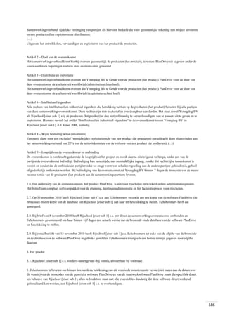 Samenwerkingsverband: tijdelijke vereniging van partijen als hiervoor bedoeld die voor gezamenlijke rekening een project uitvoeren
en een product zullen exploiteren en distribueren;
(…)
Uitgeven: het ontwikkelen, vervaardigen en exploiteren van het product/de producten.

Artikel 2 – Doel van de overeenkomst
Het samenwerkingsverband komt hierbij overeen gezamenlijk de producten (het product), te weten: PlanDrive uit te geven onder de
voorwaarden en bepalingen zoals in deze overeenkomst genoemd.
Artikel 3 – Distributie en exploitatie
Het samenwerkingsverband komt overeen dat Youngdog BV te Gendt voor de producten (het product) PlanDrive voor de duur van
deze overeenkomst de exclusieve (wereldwijde) distributierechten heeft;
Het samenwerkingsverband komt overeen dat Youngdog BV te Gendt voor de producten (het product) PlanDrive voor de duur van
deze overeenkomst de exclusieve (wereldwijde) exploitatierechten heeft.
Artikel 6 – Intellectueel eigendom
Alle rechten van Intellectueel en Industrieel eigendom die betrekking hebben op de producten (het product) berusten bij alle partijen
van deze samenwerkingsovereenkomst. Deze rechten zijn niet-exclusief en overdraagbaar aan derden. Het staat zowel Youngdog BV
als Rijschool [eiser sub 1] vrij de producten (het product) al dan niet zelfstandig te verveelvoudigen, aan te passen, uit te geven en te
exploiteren. Hiermee vervalt het artikel “Intellectueel en industrieel eigendom” in de overeenkomst tussen Youngdog BV en
Rijschool [eiser sub 1], d.d. 6 mei 2008, volledig.
Artikel 8 – Wijze besteding winst (inkomsten)
Een partij dient voor een exclusief (wereldwijde) exploitatierecht van een product (de producten) een afdracht doen plaatsvinden aan
het samenwerkingsverband van 25% van de netto-inkomsten van de verkoop van een product (de producten); (…)
Artikel 9 – Looptijd van de overeenkomst en ontbinding
De overeenkomst is van kracht gedurende de looptijd van het project en wordt daarna stilzwijgend verlengd, totdat een van de
partijen de overeenkomst beëindigt. Beëindiging kan tussentijds, met onmiddellijke ingang, zonder dat rechterlijke tussenkomst is
vereist en zonder dat de ontbindende partij ter zake tot enige vorm van schadevergoeding aan de andere partijen gehouden is, geheel
of gedeeltelijk ontbonden worden. Bij beëindiging van de overeenkomst zal Youngdog BV binnen 7 dagen de broncode van de meest
recente versie van de producten (het product) aan de samenwerkingspartners leveren.
2.6. Het onderwerp van de overeenkomsten, het product PlanDrive, is een voor rijscholen ontwikkeld online administratiesysteem.
Het betreft een compleet softwarepakket voor de planning, leerlingenadministratie en het facturatieproces voor rijscholen.
2.7. Op 30 september 2010 heeft Rijschool [eiser sub 1] c.s. aan Echoboomers verzocht om een kopie van de software PlanDrive (de
broncode) en een kopie van de database van Rijschool [eiser sub 1] aan haar ter beschikking te stellen. Echoboomers heeft dat
geweigerd.
2.8. Bij brief van 8 november 2010 heeft Rijschool [eiser sub 1] c.s. per direct de samenwerkingsovereenkomst ontbonden en
Echoboomers gesommeerd om haar binnen vijf dagen een actuele versie van de broncode en de database van de software PlanDrive
ter beschikking te stellen.
2.9. Bij e-mailbericht van 15 november 2010 heeft Rijschool [eiser sub 1] c.s. Echoboomers ter zake van de afgifte van de broncode
en de database van de software PlanDrive in gebreke gesteld en Echoboomers tevergeefs een laatste termijn gegeven voor afgifte
daarvan.
3. Het geschil
3.1. Rijschool [eiser sub 1] c.s. vordert -samengevat - bij vonnis, uitvoerbaar bij voorraad:
1. Echoboomers te bevelen om binnen één week na betekening van dit vonnis de meest recente versie (niet ouder dan de datum van
dit vonnis) van de broncodes van de generieke software PlanDrive en van de maatwerksoftware PlanDrive zoals die specifiek draait
ten behoeve van Rijschool [eiser sub 1], alles in bruikbare staat met alle executables dusdanig dat deze software direct werkend
geïnstalleerd kan worden, aan Rijschool [eiser sub 1] c.s. te overhandigen;

186

 