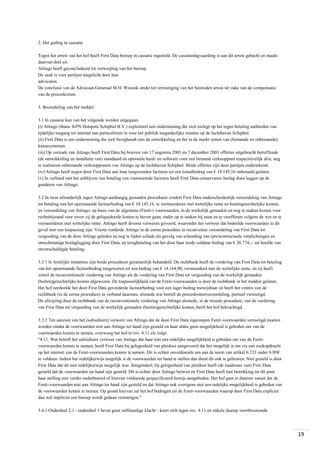 2. Het geding in cassatie
Tegen het arrest van het hof heeft First Data beroep in cassatie ingesteld. De cassatiedagvaarding is aan dit arrest gehecht en maakt
daarvan deel uit.
Attingo heeft geconcludeerd tot verwerping van het beroep.
De zaak is voor partijen toegelicht door hun
advocaten.
De conclusie van de Advocaat-Generaal M.H. Wissink strekt tot vernietiging van het bestreden arrest ter zake van de compensatie
van de proceskosten.
3. Beoordeling van het middel
3.1 In cassatie kan van het volgende worden uitgegaan.
(i) Attingo (thans: KPN Hotspots Schiphol B.V.) exploiteert een onderneming die zich toelegt op het tegen betaling aanbieden van
tijdelijke toegang tot internet aan particulieren in voor het publiek toegankelijke ruimtes op de luchthaven Schiphol.
(ii) First Data is een onderneming die zich bezighoudt met de ontwikkeling en het in de markt zetten van (bemande en onbemande)
kassasystemen.
(iii) Op verzoek van Attingo heeft First Data bij brieven van 17 augustus 2001 en 7 december 2001 offertes uitgebracht betreffende
(de ontwikkeling en installatie van) standaard en optionele hard- en software voor een bemand verkooppunt respectievelijk drie, nog
te realiseren onbemande verkooppunten van Attingo op de luchthaven Schiphol. Beide offertes zijn door partijen ondertekend.
(iv) Attingo heeft negen door First Data aan haar toegezonden facturen tot een totaalbedrag van € 18.145,16 onbetaald gelaten.
(v) In verband met het uitblijven van betaling van voornoemde facturen heeft First Data conservatoir beslag doen leggen op de
goederen van Attingo.
3.2 In twee afzonderlijk tegen Attingo aanhangig gemaakte procedures vordert First Data onderscheidenlijk veroordeling van Attingo
tot betaling van het openstaande factuurbedrag van € 18.145,16, te vermeerderen met wettelijke rente en buitengerechtelijke kosten,
en veroordeling van Attingo, op basis van de algemene (Fenit-) voorwaarden, in de werkelijk gemaakte en nog te maken kosten voor
rechtsbijstand voor zover zij de geliquideerde kosten te boven gaan, nader op te maken bij staat en te vereffenen volgens de wet en te
vermeerderen met wettelijke rente. Attingo heeft diverse verweren gevoerd, waaronder het verweer dat bedoelde voorwaarden in dit
geval niet van toepassing zijn. Voorts vorderde Attingo in de eerste procedure in reconventie veroordeling van First Data tot
vergoeding van de door Attingo geleden en nog te lijden schade als gevolg van schending van (pre)contractuele verplichtingen en
onrechtmatige beslaglegging door First Data, en terugbetaling van het door haar reeds voldane bedrag van € 28.774,-- uit hoofde van
onverschuldigde betaling.
3.3.1 In feitelijke instanties zijn beide procedures gezamenlijk behandeld. De rechtbank heeft de vordering van First Data tot betaling
van het openstaande factuurbedrag toegewezen tot een bedrag van € 14.164,90, vermeerderd met de wettelijke rente, en zij heeft
zowel de reconventionele vordering van Attingo als de vordering van First Data tot vergoeding van de werkelijk gemaakte
(buiten)gerechtelijke kosten afgewezen. De toepasselijkheid van de Fenit-voorwaarden is door de rechtbank in het midden gelaten.
Het hof oordeelde het door First Data gevorderde factuurbedrag voor een lager bedrag toewijsbaar en heeft het vonnis van de
rechtbank (in de eerste procedure) in verband daarmee, alsmede wat betreft de proceskostenveroordeling, partieel vernietigd.
De afwijzing door de rechtbank van de reconventionele vordering van Attingo alsmede, in de tweede procedure, van de vordering
van First Data tot vergoeding van de werkelijk gemaakte (buiten)gerechtelijke kosten, heeft het hof bekrachtigd.
3.3.2 Ten aanzien van het (subsidiaire) verweer van Attingo dat de door First Data ingeroepen Fenit-voorwaarden vernietigd moeten
worden omdat de voorwaarden niet aan Attingo ter hand zijn gesteld en haar aldus geen mogelijkheid is geboden om van de
voorwaarden kennis te nemen, overwoog het hof in rov. 4.11 als volgt:
"4.11. Wat betreft het subsidiaire verweer van Attingo dat haar niet een redelijke mogelijkheid is geboden om van de Fenitvoorwaarden kennis te nemen, heeft First Data bij gelegenheid van pleidooi aangevoerd dat het mogelijk is om via een zoekopdracht
op het internet van de Fenit-voorwaarden kennis te nemen. Dit is echter onvoldoende om aan de norm van artikel 6:233 onder b BW
te voldoen. Indien het redelijkerwijs mogelijk is de voorwaarden ter hand te stellen dan dient dit ook te gebeuren. Niet gesteld is door
First Data dat dit niet redelijkerwijs mogelijk was. Integendeel, bij gelegenheid van pleidooi heeft (de raadsman van) First Data
gesteld dat de voorwaarden ter hand zijn gesteld. Dit is echter door Attingo betwist en First Data heeft met betrekking tot dit punt
haar stelling niet verder onderbouwd of hiervan voldoende gespecificeerd bewijs aangeboden. Het hof gaat er daarom vanuit dat de
Fenit-voorwaarden niet aan Attingo ter hand zijn gesteld en dat Attingo ook overigens niet een redelijke mogelijkheid is geboden van
de voorwaarden kennis te nemen. Op grond hiervan zal het hof bedingen uit de Fenit-voorwaarden waarop door First Data expliciet
dan wel impliciet een beroep wordt gedaan vernietigen."
3.4.1 Onderdeel 2.1 - onderdeel 1 bevat geen zelfstandige klacht - keert zich tegen rov. 4.11 en enkele daarop voortbouwende

19

 