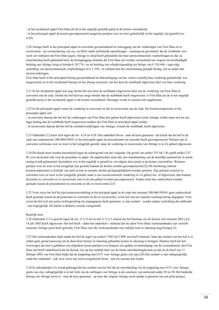 - in het incidenteel appel First Data als de in het ongelijk gestelde partij in de kosten veroordeeld,
- in het principaal appel de kosten gecompenseerd aangezien partijen over en weer gedeeltelijk in het ongelijk zijn gesteld (rov.
4.20).
2.20 Attingo heeft in het principaal appel in conventie geconcludeerd tot ontzegging van de vorderingen van First Data en in
reconventie - na vermeerdering van eis, zie MvG onder afsluitende opmerkingen - samengevat gevorderd: dat de rechtbank voor
recht zal verklaren dat First Data jegens Attingo in strijd heeft gehandeld met haar (pre)contractuele verplichtingen en dat zij
onrechtmatig heeft gehandeld door de beslaglegging alsmede dat First Data zal worden veroordeeld om wegens onverschuldigde
betaling aan Attingo terug te betalen € 28.774,- en tot betaling van schadevergoeding ten belope van € 324.444,- ingevolge
schending van (pre)contractuele verplichtingen en € 2.338,- in verband met het onrechtmatig gelegde beslag, een en ander met
nevenvorderingen.
First Data heeft in het principaal beroep geconcludeerd tot bekrachtiging van het vonnis (waarbij haar vordering gedeeltelijk was
toegewezen) en in het incidenteel beroep tot het alsnog toewijzen van het door de rechtbank afgewezen deel van haar vordering.
2.21 In het incidentele appel was nog slechts het niet door de rechtbank toegewezen deel van de vordering van First Data in
conventie aan de orde. Omdat het hof hiervan (nog) minder dan de rechtbank heeft toegewezen, is First Data als de in het ongelijk
gestelde partij in het incidentele appel in de kosten veroordeeld. Hiertegen wordt in cassatie niet opgekomen.
2.22 In het principale appel waren de vordering in conventie en die in reconventie aan de orde. De kostencompensatie in het
principale appel ziet:
- in conventie daarop dat het hof de vorderingen van First Data niet geheel heeft afgewezen (zoals Attingo wilde) maar wel tot een
lager bedrag dan de rechtbank heeft toegewezen (anders dat First Data in principaal appel wilde);
- in reconventie daarop dat het hof de (schade)vorderingen van Attingo, evenals de rechtbank, heeft afgewezen.
2.23 Onderdeel 2.2 keert zich tegen de rov. 4.18 en 4.20. Het onderdeel bevat - naar de kern genomen - de klacht dat het hof in de
zaak met zaaknummer 200.000.930/01 in het principale appel de proceskosten ten onrechte heeft gecompenseerd. Partijen zijn in
conventie weliswaar over en weer in het (on)gelijk gesteld, maar de vordering in reconventie van Attingo is in z'n geheel afgewezen.
2.24 De klacht moet worden beoordeeld tegen de achtergrond van het volgende. Op grond van artikel 353 lid 1 Rv geldt artikel 237
Rv over de kosten ook voor de procedure in appel. De appelrechter moet dus met inachtneming van de dezelfde maatstaf als in eerste
aanleg wordt gehanteerd, beoordelen wie in het ongelijk is gesteld en vervolgens deze partij in de kosten veroordelen. Wanneer
partijen over en weer in het (on)gelijk zijn gesteld, kunnen de kosten worden gecompenseerd.(22) De beslissing omtrent
kostencompensatie is feitelijk van aard en kan in cassatie slechts op begrijpelijkheid worden getoetst. Zijn partijen evenwel in
conventie over en weer in het (on)gelijk gesteld, maar is een reconventionele vordering in z'n geheel toe- of afgewezen, dan kunnen
de kosten in conventie en in reconventie niet in als een geheel worden gecompenseerd. Alsdan moet dus onderscheid worden
gemaakt tussen de proceskosten in conventie en die in reconventie.(23)
2.25 Voor zover het hof bij zijn kostenveroordeling in het pricipaal appel in de zaak met nummer 200.000.930/01 geen onderscheid
heeft gemaakt tussen de proceskosten in conventie en die in reconventie, is het hof van een onjuiste rechtsopvatting uitgegaan. Voor
zover het hof wél een juiste rechtsopvatting tot uitgangspunt heeft genomen, is zijn oordeel - zonder nadere toelichting die ontbreekt
- niet begrijpelijk. De klacht is derhalve terecht voorgesteld.
Redelijk loon
2.26 Onderdeel 2.3 is gericht tegen de rov. 4.12.4 tot en met 4.12.4.3 waarin het hof betaling van de factuur met nummer [001] d.d.
18 juli 2002 heeft afgewezen. Het hof heeft - aldus het onderdeel - miskend dat nu (door First Data) werkzaamheden zijn verricht
waarmee Attingo jaren heeft gewerkt, First Data voor die werkzaamheden een redelijk loon in rekening mag brengen (i).
2.27 Het (sub)onderdeel faalt omdat het hof de regel van artikel 7:405 lid 2 BW niet heeft miskend. Naar het oordeel van het hof is er
echter geen grond aanwezig om de door deze factuur in rekening gebrachte kosten in rekening te brengen. Daartoe heeft het hof
overwogen dat niet is gebleken van afspraken tussen partijen over hetgeen zou gelden na beëindiging van de overeenkomst, dat First
Data niet heeft onderbouwd dat de factuur ziet op een redelijk deel van de totale ontwikkelingskosten en dat uit de brief van 11
februari 2002 van First Data blijkt dat de koppeling met CCV voor Attingo gratis zou zijn.(24) Dat oordeel is niet onbegrijpelijk,
zodat het onderdeel - ook voor zover een motiveringsklacht bevat - niet tot cassatie kan leiden.
2.28 In subonderdeel (ii) wordt geklaagd dat het oordeel van het hof dat de ontwikkeling van de koppeling met CCV voor Attingo
gratis zou zijn, onbegrijpelijk is in het licht van de stellingen van Attingo in de conclusie van antwoord onder 29 en 30. Het bedoelde
betoog van Attingo komt er - naar de kern genomen - op neer dat volgens Attingo nooit sprake is geweest van een pilot-project.

26

 