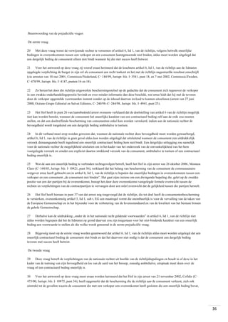 Beantwoording van de prejudiciële vragen
De eerste vraag
20 Met deze vraag wenst de verwijzende rechter te vernemen of artikel 6, lid 1, van de richtlijn, volgens hetwelk oneerlijke
bedingen in overeenkomsten tussen een verkoper en een consument laatstgenoemde niet binden, aldus moet worden uitgelegd dat
een dergelijk beding de consument alleen niet bindt wanneer hij die met succes heeft betwist.
21 Voor het antwoord op deze vraag zij vooraf eraan herinnerd dat de krachtens artikel 6, lid 1, van de richtlijn aan de lidstaten
opgelegde verplichting de burger in zijn rol als consument een recht toekent en het met de richtlijn nagestreefde resultaat omschrijft
(zie arresten van 10 mei 2001, Commissie/Nederland, C‑144/99, Jurispr. blz. I‑3541, punt 18, en 7 mei 2002, Commissie/Zweden,
C‑478/99, Jurispr. blz. I‑4147, punten 16 en 18).
22 Zo berust het door die richtlijn uitgewerkte beschermingsstelsel op de gedachte dat de consument zich tegenover de verkoper
in een zwakke onderhandelingspositie bevindt en over minder informatie dan deze beschikt, wat ertoe leidt dat hij met de tevoren
door de verkoper opgestelde voorwaarden instemt zonder op de inhoud daarvan invloed te kunnen uitoefenen (arrest van 27 juni
2000, Océano Grupo Editorial en Salvat Editores, C‑240/98–C‑244/98, Jurispr. blz. I‑4941, punt 25).
23
Het Hof heeft in punt 26 van laatstbedoeld arrest eveneens verklaard dat de doelstelling van artikel 6 van de richtlijn mogelijk
niet kan worden bereikt, wanneer de consument het oneerlijke karakter van een contractueel beding zelf aan de orde zou moeten
stellen, en dat een doeltreffende bescherming van consumenten enkel kan worden verzekerd, indien aan de nationale rechter de
bevoegdheid wordt toegekend om een dergelijk beding ambtshalve te toetsen.
24 In dit verband moet erop worden gewezen dat, wanneer de nationale rechter deze bevoegdheid moet worden gewaarborgd,
artikel 6, lid 1, van de richtlijn in geen geval aldus kan worden uitgelegd dat uitsluitend wanneer de consument een uitdrukkelijk
verzoek dienaangaande heeft ingediend een oneerlijk contractueel beding hem niet bindt. Een dergelijke uitlegging zou namelijk
voor de nationale rechter de mogelijkheid uitsluiten om in het kader van het onderzoek van de ontvankelijkheid van het hem
voorgelegde verzoek en zonder een expliciet daartoe strekkend verzoek van de consument, ambtshalve te toetsen of een contractueel
beding oneerlijk is.
25 Wat de aan een oneerlijk beding te verbinden rechtsgevolgen betreft, heeft het Hof in zijn arrest van 26 oktober 2006, Mostaza
Claro (C‑168/05, Jurispr. blz. I‑10421, punt 36), verklaard dat het belang van bescherming van de consument de communautaire
wetgever ertoe heeft gebracht om in artikel 6, lid 1, van de richtlijn te bepalen dat oneerlijke bedingen in overeenkomsten tussen een
verkoper en een consument „de consument niet binden”. Het gaat zijns inziens om een dwingende bepaling die, gelet op de zwakke
positie van een der partijen bij de overeenkomst, beoogt het door deze overeenkomst vastgelegde formele evenwicht tussen de
rechten en verplichtingen van de contractpartijen te vervangen door een reëel evenwicht dat de gelijkheid tussen die partijen herstelt.
26 Het Hof heeft hieraan in punt 37 van dat arrest nog toegevoegd dat de richtlijn, die tot doel heeft de consumentenbescherming
te versterken, overeenkomstig artikel 3, lid 1, sub t, EG een maatregel vormt die onontbeerlijk is voor de vervulling van de taken van
de Europese Gemeenschap en in het bijzonder voor de verbetering van de levensstandaard en van de kwaliteit van het bestaan binnen
de gehele Gemeenschap.
27 Derhalve kan de uitdrukking „onder de in het nationale recht geldende voorwaarden” in artikel 6, lid 1, van de richtlijn niet
aldus worden begrepen dat het de lidstaten op grond daarvan zou zijn toegestaan voor het niet-bindende karakter van een oneerlijk
beding een voorwaarde te stellen als die welke wordt genoemd in de eerste prejudiciële vraag.
28 Bijgevolg moet op de eerste vraag worden geantwoord dat artikel 6, lid 1, van de richtlijn aldus moet worden uitgelegd dat een
oneerlijk contractueel beding de consument niet bindt en dat het daarvoor niet nodig is dat de consument een dergelijk beding
tevoren met succes heeft betwist.
De tweede vraag
29 Deze vraag betreft de verplichtingen van de nationale rechter uit hoofde van de richtlijnbepalingen en houdt in of deze in het
kader van de toetsing van zijn bevoegdheid en los van de aard van het beroep, zonodig ambtshalve, uitspraak moet doen over de
vraag of een contractueel beding oneerlijk is.
30 Voor het antwoord op deze vraag moet eraan worden herinnerd dat het Hof in zijn arrest van 21 november 2002, Cofidis (C‑
473/00, Jurispr. blz. I‑10875, punt 34), heeft opgemerkt dat de bescherming die de richtlijn aan de consument verleent, zich ook
uitstrekt tot de gevallen waarin de consument die met een verkoper een overeenkomst heeft gesloten die een oneerlijk beding bevat,

36

 