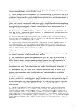 zich niet op het oneerlijke karakter van dat beding beroept, hetzij omdat hij zijn rechten niet kent, hetzij omdat de kosten van een
vordering in rechte hem afschrikken om zijn rechten geldend te maken.
31 Eveneens moet worden opgemerkt dat het Hof in punt 38 van voormeld arrest Mostaza Claro heeft overwogen dat de aard en
het gewicht van het openbare belang, waarop de door de richtlijn aan de consument verschafte bescherming berust, rechtvaardigen
dat de nationale rechter ambtshalve dient te beoordelen of een contractueel beding oneerlijk is en aldus het tussen de consument en
de verkoper bestaande gebrek aan evenwicht dient te compenseren.
32 De geadieerde rechter moet dus het nuttig effect verzekeren van de door de richtlijnbepalingen gewenste bescherming.
Derhalve houdt de rol die het gemeenschapsrecht aldus de nationale rechter op het betrokken gebied toebedeelt, niet alleen louter de
bevoegdheid in om uitspraak te doen over de vraag of een contractueel beding mogelijk oneerlijk is, maar ook de verplichting om die
kwestie ambtshalve te onderzoeken zodra hij over de daartoe noodzakelijke gegevens, feitelijk en rechtens, beschikt, en dus ook
wanneer hij toetst of hij ratione loci bevoegd is.
33 Bij de uitvoering van die verplichting is de nationale rechter op grond van de richtlijn evenwel niet gehouden, het betrokken
beding buiten toepassing te laten wanneer de consument, na in kennis te zijn gesteld door die rechter, voornemens is het oneerlijke
en niet-bindende karakter daarvan niet in te roepen.
34 In die omstandigheden kunnen de specifieke kenmerken van de gerechtelijke procedure, waar in een nationaalrechtelijke
context de verkoper en de consument tegenover elkaar staan, geen factor vormen die de rechtsbescherming kan doorkruisen die de
consument op grond van de richtlijnbepalingen dient toe te komen.
35 Derhalve moet op de tweede vraag worden geantwoord dat de nationale rechter gehouden is, ambtshalve te toetsen of een
contractueel beding oneerlijk is zodra hij over de daartoe noodzakelijke gegevens, feitelijk en rechtens, beschikt. Acht hij een
dergelijk beding oneerlijk, dan laat hij het buiten toepassing, tenzij de consument zich hiertegen verzet. De nationale rechter is
daartoe ook verplicht wanneer hij onderzoekt of hij ratione loci bevoegd is.
De derde vraag
36 Deze vraag is erop gericht aanwijzingen te verkrijgen met betrekking tot de factoren die de nationale rechter in aanmerking
moet nemen bij de beoordeling of een contractueel beding mogelijk oneerlijk is.
37 Voor de beantwoording van deze vraag moet worden opgemerkt dat artikel 3 van de richtlijn met een verwijzing naar de
begrippen goede trouw en aanzienlijke verstoring van het evenwicht tussen de rechten en verplichtingen van partijen slechts in
abstracto de elementen omschrijft die een oneerlijk karakter geven aan een contractueel beding waarover niet afzonderlijk is
onderhandeld (arrest van 1 april 2004, Freiburger Kommunalbauten, C‑237/02, Jurispr. blz. I‑3403, punt 19).
38 In deze context bevat de bijlage waarnaar artikel 3, lid 3, van de richtlijn verwijst, slechts een indicatieve en niet-uitputtende
lijst van bedingen die als oneerlijk kunnen worden aangemerkt (arrest Freiburger Kommunalbauten, reeds aangehaald, punt 20).
39 Bovendien bepaalt artikel 4 van de richtlijn dat voor de beoordeling van het oneerlijke karakter van een beding van een
overeenkomst alle omstandigheden rond de sluiting van de overeenkomst, op het moment waarop de overeenkomst is gesloten in
aanmerking moeten worden genomen, rekening houdend met de aard van de goederen of diensten waarop de overeenkomst
betrekking heeft.
40 Wat het beding betreft dat het voorwerp vormt van het hoofdgeding, zij evenwel eraan herinnerd dat het Hof in de punten 21
tot en met 24 van voormeld arrest Océano Grupo Editorial en Salvat Editores heeft overwogen dat in een overeenkomst tussen een
consument en een verkoper in de zin van de richtlijn een beding dat tevoren door een verkoper is opgesteld en waarover niet
afzonderlijk is onderhandeld, en dat de rechter van de plaats van vestiging van de verkoper bevoegd verklaart voor de beslechting
van alle uit de overeenkomst voortvloeiende geschillen, voldoet aan alle criteria om op grond van de richtlijn als oneerlijk te kunnen
worden aangemerkt.
41 Zoals het Hof heeft onderstreept in punt 22 van voormeld arrest Océano Grupo Editorial en Salvat Editores, houdt een
dergelijk beding voor de consument namelijk de verplichting in, zich te onderwerpen aan de uitsluitende bevoegdheid van een
rechterlijke instantie die mogelijk ver van zijn woonplaats verwijderd is, waardoor het voor hem lastiger kan worden om voor de
rechter te verschijnen. In geschillen over kleine geldsommen zouden de met de comparitie gemoeide kosten afschrikkend kunnen
werken voor de consument en hem ervan kunnen weerhouden, een rechtsvordering in te stellen of ook maar verweer te voeren. Het
Hof heeft derhalve in dit punt 22 geconcludeerd dat een dergelijk beding behoort tot de in punt 1, sub q, van de bijlage bij de richtlijn
bedoelde categorie van bedingen die tot doel of tot gevolg hebben, het instellen van een beroep door de consument te beletten of te
belemmeren.

37

 