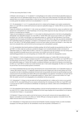 2.29 Naar mijn mening dient klacht 2 te falen.
2.30 Klacht 3 richt zich tegen rov. 4.7. In onderdeel 3.1 wordt geklaagd over het oordeel van het hof dat de opdrachtbevestiging van
7 oktober 2005 niet als een opdrachtbevestiging maar als een nieuwe offerte moet worden aangemerkt. Dit oordeel geeft volgens het
onderdeel blijk van een onjuiste rechtsopvatting en voldoet niet aan de motiveringseisen die aan iedere rechterlijke beslissing dienen
te worden gesteld. Het onderdeel werkt dit uit in de subonderdelen 3.1.1 t/m 3.1.4.
2.31.1 De subonderdelen 3.1.1 en 3.1.2 veronderstellen dat het hof in verband met het schrappen van de module warmtekracht de
offerte van 12 april 2005 als vervallen heeft beschouwd en daarom de opdrachtbevestiging van 7 oktober 2005 als een nieuwe offerte
heeft aangeduid.
Volgens de rechtsklacht van subonderdeel 3.1.1 (die verwijst naar onderdeel 2.1) miskent het hof dat, wanneer een aanbod niet wordt
aanvaard maar wordt gebruikt voor verdere besprekingen, niet snel mag worden aangenomen dat enige verklaring die van het aanbod
afwijkt als verwerping daarvan is bedoeld.
Volgens de motiveringsklacht van subonderdeel 3.1.2 is het oordeel onvoldoende gemotiveerd en in het licht van de gedingstukken
onbegrijpelijk. In de opdrachtbevestigingen van 15 juni 2005 en 7 oktober 2005 wordt verwezen naar de offerte van 12 april 2005,
het gesprek van 12 mei 2005 en de tekeningen. In de opdrachtbevestiging van 7 oktober 2005 heeft [betrokkene 2] met de hand
aangetekend dat de bevestiging ook betrekking heeft op het gesprek van 7 juli 2005. Hieruit volgt, aldus nog steeds het subonderdeel,
dat de opdrachtbevestiging een vastlegging is van hetgeen is overeengekomen op basis van de offerte van 12 april 2005 met de door
hen op 12 mei 2005 en 7 juli 2005 gemaakte afspraken en niet als een nieuw aanbod van [eiseres] aan Echoput c.s. Deze uitleg vindt
steun in de vaststaande feiten, zoals het feit dat in juli een aanvang met de werkzaamheden is gemaakt.
2.31.2 De subonderdelen falen beide bij gebrek aan feitelijke grondslag. Het hof heeft namelijk niet geoordeeld dat de offerte van 12
april 2005 is vervallen omdat deze op één punt, namelijk het schrappen van de warmtekrachtmodule, afwijkt en dat daarom de
'opdrachtbevestiging' van 7 oktober 2005 een offerte is. Zoals bij 2.16 is opgemerkt, berust deze kwalificatie naar mijn mening op het
oordeel, dat partijen het kennelijk nog niet eens waren op basis van de inhoud van het stuk zelf. Gezien de
onderhandelingsgeschiedenis tot en met de bespreking van 26 oktober 2005, is dat oordeel niet onbegrijpelijk te noemen.
2.32.1 Onderdeel 3.1.2 leidt uit de gebeurtenissen tot en met de opdrachtbevestiging van 7 oktober 2005 af, dat deze door beide
partijen is beschouwd als een vastleggen van hetgeen tussen hen is overeengekomen op basis van de offerte van 12 april 2005 met, in
aanvulling daarop, de door hen op 12 mei 2005 en 7 juli 2005 gemaakte afspraken. Subonderdeel 3.1.3 stelt dat het in die zin juist is
dat de opdrachtbevestiging van 7 oktober 2005 de gehele overeenkomst belichaamt, maar indien het hof daarmee tevens bedoelt dat
de offerte van 12 april 2005 als vervallen moet worden beschouwd, dan is 's hofs oordeel onbegrijpelijk. De offerte van 12 april 2005
was juist de basis voor de tussen partijen gesloten overeenkomst.
2.32.2 Ook dit subonderdeel faalt naar mijn mening. Het hof heeft niet het 'samenvattende' karakter van de 'opdrachtbevestiging' van
7 oktober 2005 miskend. Zoals bij 2.17 is opgemerkt, bedoelt het hof juist dat al hetgeen dat tot dan toe tussen partijen aan de orde
was gesteld in het stuk tot uitdrukking werd gebracht. Het heeft echter ook geoordeeld, dat [eiseres] niet gerechtvaardigd erop mocht
vertrouwen dat met de aanvaarding op 26 oktober 2005 ook de toepasselijkheid van de algemene voorwaarden was aanvaard. Het hof
heeft daarbij in ogenschouw genomen dat in de opdrachtbevestiging van 7 oktober 2005 is verwezen naar de offerte van 12 april
2004. Het oordeel van het hof is niet onbegrijpelijk en het subonderdeel treft dan ook geen doel.
2.33.1 Subonderdeel 3.1.4 klaagt ten slotte dat indien het hof heeft geoordeeld dat niet is voldaan aan het vereiste van een geschrift
ex artikel 1021 Rv, zijn oordeel blijk geeft van een onjuiste rechtsopvatting. De verwijzing naar de offerte van 12 april 2005 waarin
is verwezen naar de ALIB '92 voorwaarden die uitdrukkelijk van toepassing zijn verklaard, voldoet aan de schriftelijkheidseis van
artikel 1021 Rv.
2.33.2 Het subonderdeel faalt bij gebrek aan feitelijke grondslag, nu het hof niet heeft geoordeeld dat niet aan de schriftelijkheidseis
van artikel 1021 Rv is voldaan, maar dat [eiseres] redelijkerwijs niet heeft mogen begrijpen dat de toepasselijkheid van de algemene
voorwaarden door Echoput c.s. was geaccepteerd.
2.34 Onderdeel 3.2 klaagt over het oordeel van het hof dat [eiseres] er niet op mocht vertrouwen dat de toepasselijkheid van de
algemene voorwaarden was aanvaard, nu de offerte van 7 oktober 2005 geen verwijzing naar algemene voorwaarden bevatte. Het
middel werkt deze klacht uit de in subonderdelen 3.2.1 e.v.
2.35.1 Subonderdeel 3.2.1 klaagt daartoe dat wat de door het hof bedoelde "meerdere wijzigingen" betreft, van echte (wezenlijke)
wijzigingen in de offerte geen sprake was. Het subonderdeel verwijst naar het gestelde in subonderdeel 2.2.1.

48

 