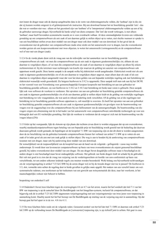 niet louter de drager maar ook de daarop aangebrachte data in de vorm van elektromagnetische velden, die 'tastbaar' zijn in die zin
dat zij kunnen worden omgezet in of geïnterpreteerd als instructies. Bij een download bestaat het ter beschikking gestelde 'iets' - dus
dat wat er voordien niet was - alleen uit het gecreëerd zijn van 'tastbare' of te 'interpreteren' elektromagnetische velden op een al bij
de gebruiker aanwezige drager, bijvoorbeeld de harde schijf van diens computer. Dat 'iets' dat wordt verkregen, is niet alleen
'tastbaar', maar heeft bovendien economische waarde en is voor overdracht vatbaar. Al deze omstandigheden leveren een voldoende
grondslag op om computersoftware als een zaak of een daarmee gelijk te stellen object op te vatten, niet slechts wanneer er sprake is
van een beschikbaar stellen ervan door middel van een drager maar ook door middel van een download. In het geval dat de
overeenkomst met de gebruiker van computersoftware mede ertoe strekt om het auteursrecht over te dragen, kan die overeenkomst
worden gezien als een koopovereenkomst met twee objecten, te weten het auteursrecht (vermogensrecht) en de computersoftware
wel of niet met een drager (zaak).
3.12.4 In de vierde plaats dient zich de vraag aan van de reikwijdte van het aanmerken van ter beschikking gestelde
computersoftware als zaak: vat men die computersoftware op als een zaak in algemeen goederenrechtelijke zin, althans als een
daarmee te vergelijken object, of vat men die computersoftware als zaak of een daarmee te vergelijken object op alleen bij zekere
rechtsterreinen nl. bij die terreinen waar rechtsregels van kracht zijn waarvan de gelding ten aanzien van computersoftware ook
opportuun wordt geacht. Deze laatste aanpak is de aanpak welke bij elektriciteit wordt aangehouden. Elektriciteit wordt niet als een
zaak in algemeen goederenrechtelijke zin of als een daarmee te vergelijken object opgevat, maar alleen daar als zaak of als een
daarmee te vergelijken object aangemerkt waar dat voor het doen gelden van een bepaalde wettelijke regeling ook met betrekking tot
elektriciteit wenselijk wordt geoordeeld. Zie hetgeen hierboven in 3.9.2 is opgemerkt. Deze aanpak treft men ook aan bij het DCFR
en het voorstel voor een Verordening voor gemeenschappelijk Europees kooprecht met betrekking tot aan een gebruiker ter
beschikking gestelde software; zie wat hierboven in 3.10.2 en 3.10.3 met betrekking tot beide naar voren is gebracht. Deze aanpak
lijkt ook voor software de voorkeur te verdienen. Het opvatten van aan een gebruiker ter beschikking gestelde computersoftware als
een zaak in algemeen goederenrechtelijke zin of als een daarmee gelijk te stellen object leidt tot de gelding van wettelijke regelingen
met betrekking tot vele vraagstukken, die wat aard en inhoud onderling sterk verschillen. Of de gelding van al die regelingen met
betrekking tot ter beschikking gestelde software opportuun is, valt moeilijk te overzien. Zo heeft het opvatten van aan een gebruiker
ter beschikking gestelde computersoftware als een zaak in algemeen goederenrechtelijke zin gevolgen voor de beantwoording van
vragen over de zeggenschap over die computersoftware bij een faillissement van de auteursgerechtigde. De beantwoording van die
vragen vergen een afstemming met de in het kader van het auteursrecht voor computersoftware ontwikkelde rechtsregels op voor een
belangrijk deel een EU-rechtelijke grondslag. Het lijkt de voorkeur te verdienen dat de wetgever zich met de beantwoording van die
vragen inlaat.((29))
3.13 Gelet op het voorgaande, lijkt de slotsom op zijn plaats dat rechtens ervan dient te worden uitgegaan dat op een overeenkomst,
waarbij standaardcomputersoftware tegen betaling van een bepaalde prijs ter beschikking wordt gesteld met de bedoeling dat daarvan
duurzaam gebruik wordt gemaakt, de bepalingen uit de kooptitel 7.1 BW van toepassing zijn en dat dit dient te worden aangenomen
door de ter beschikking van de gebruiker komende computersoftware binnen het verband van artikel 7:1 BW op te vatten als een
zaak of in ieder geval als een met een zaak gelijk te stellen object. Die weg is aan te houden bij de aanlevering van computersoftware
tezamen met een drager, maar ook bij aanlevering door middel van een download.
De wenselijkheid van de toepasselijkheid van de kooptitel kan aan de hand van de volgende - gefingeerde - casus nog worden
onderstreept. Er wordt door een leverancier computersoftware op basis van twee overeenkomsten als zojuist genoemd beschikbaar
gesteld, bij iedere overeenkomst door middel van een drager. De ene drager bevat deugdelijke software maar is beschadigd en de
andere drager is niet beschadigd maar bevat ondeugdelijke software. Het gebruik van beide dragers leidt tot schade bij de gebruiker.
Het valt niet goed in te zien dat de vraag van verjaring van de vorderingsrechten uit hoofde van non-conformiteit op basis van
verschillende, tot een andere uitkomst leidende regels zou moeten worden beoordeeld. Welk belang zou bijvoorbeeld rechtvaardigen
om de verjaringsregeling in artikel 7:23 lid 2 BW bij de eerste drager wel en bij de tweede drager niet toe te passen? De hierboven in
3.5, slot, vermelde ratio achter de regeling doet in beide gevallen in gelijke mate opgeld. Het maken van een verschil louter om wetsystematische redenen, zou neerkomen op het toekennen van een gewicht aan wetsystematiek die deze, naar het voorkomt, in het
maatschappelijke verkeer niet behoort te hebben.
bespreking van onderdeel I zelf
3.14 Onderdeel I bevat twee klachten tegen de overwegingen 4.6 en 4.7 van het arrest, waarin het hof oordeelt dat titel 7.1 van het
BW van toepassing is op de aanschaf door De Beeldbrigade van het ImageSan-systeem, inclusief de computersoftware, en dat
bijgevolg ook de in artikel 7:23 lid 2 BW opgenomen verjaringsregeling met een verjaringstermijn van twee jaren voor toepassing in
aanmerking komt. Daarbij neemt het hof het beroep van De Beeldbrigade op stuiting van de verjaring nog niet in aanmerking. Op dat
beroep gaat het hof apart in in de rov. 4.8 t/m 4.11.
3.15 De twee klachten falen reeds om de volgende reden. Genoemd oordeel van het hof dat titel 7.1 BW en daarmee ook artikel 7:23
lid 2 BW op de verhouding tussen De Beeldbrigade en [verweerster] toepassing zijn, is op zichzelf juist te achten. Het gaat in casu

88

 