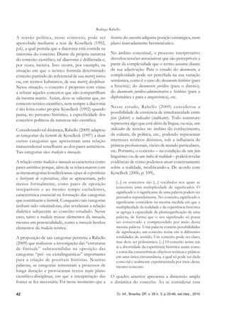 Rodrigo Rabello

A tensão política, nesse contexto, pode ser               história dos conceitos adquiriu posição estratégica, num
apercebida mediante a tese de Koselleck (1992,            plano marcadamente hermenêutico.
p.6), a qual postula que a diacronia está contida na
sincronia do conceito. Diante da própria natureza         No âmbito conceitual, o processo interpretativo
do conceito cientíﬁco, tal diacronia é deliberada e,      desvelou tensões associativas que são perceptíveis a
por vezes, incisiva. Isso ocorre, por exemplo, na         partir da complexidade que o termo assume diante
situação em que o teórico formula determinado             da sua adjetivação. Para o estudo do documento, a
conceito partindo do referencial de sua matriz teórica    complexidade pode ser percebida na sua variação
ou, em termos kuhnianos, de sua matriz disciplinar.       semântica, como é o caso do documento histórico (para
Nessa situação, o conceito é proposto com vistas          a história); do documento jurídico (para o direito);
a refutar aqueles conceitos que não compartilham          do documento jurídico-administrativo e histórico (para a
da mesma matriz. Assim, deve-se salientar que, no         diplomática e para a arquivística), etc.
contexto teórico-cientíﬁco, nem sempre a diacronia
                                                          Nesse estudo, Rabello (2009) considerou a
é tão lenta como propõe Koselleck (1992) quando
                                                          possibilidade de existência de simultaneidade entre
pensa, no percurso histórico, a especiﬁcidade dos
                                                          fato (faktor) e indicador (indikator). Todo construto
conceitos políticos de natureza não cientíﬁca.
                                                          representa algo que está além da língua, ou seja, um
Considerando tal dinâmica, Rabello (2009) adaptou         indicador de tensões no âmbito do conhecimento,
as categorias da historik de Koselleck (1997) a duas      da cultura, da política, etc., podendo representar
outras categorias que apresentam uma relação              interesses teóricos distintos, sob a inﬂuência de
transcendental semelhante ao dos pares antitéticos.       práticas proﬁssionais, visões de mundo particulares,
Tais categorias são: tradição e inovação.                 etc. Portanto, o conceito – na condição de um fato
                                                          linguístico ou de um índice de realidade – poderá revelar
A relação entre tradição e inovação as caracteriza como   evidências de como podemos atuar concretamente
pares antitéticos porque, além de se relacionarem com     sobre a realidade, modiﬁcando-a. De acordo com
as metacategorias koselleckianas espaço de experiências   Koselleck (2006, p. 109),
e horizonte de expectativas, elas se apresentam, pelo
menos formalmente, como pares de oposição                    [...] os conceitos são [...] vocábulos nos quais se
                                                             concentra uma multiplicidade de signiﬁcados. O
inseparáveis e ao mesmo tempo excludentes,
                                                             signiﬁcado e o signiﬁcante de uma palavra podem ser
característica essencial na formação das categorias          pensados separadamente. No conceito, signiﬁcado e
que constituem a historik. Conquanto tais categorias         signiﬁcante coincidem na mesma medida em que a
tenham sido orientadoras, elas revelaram a relação           multiplicidade da realidade e da experiência histórica
dialética subjacente ao conceito estudado. Nesse             se agrega à capacidade de plurissigniﬁcação de uma
caso, tanto a tradição trouxe elementos da inovação,         palavra, de forma que o seu signiﬁcado só possa
mesmo em potencialidade, como a inovação herdou              ser conservado e compreendido por meio dessa
elementos da tradição teórica.                               mesma palavra. Uma palavra contém possibilidades
                                                             de signiﬁcação, um conceito reúne em si diferentes
A proposição de tais categorias permitiu a Rabello           totalidades de sentido. Um conceito pode ser claro,
(2009) que realizasse a investigação das “estruturas         mas deve ser polissêmico. [...] O conceito reúne em
de finitude” subentendidas na oposição das                   si a diversidade da experiência histórica assim como
                                                             a soma das características objetivas teóricas e práticas
categorias “pré- ou extralinguísticas” importantes
                                                             em uma única circunstância, a qual só pode ser dada
para a criação de possíveis histórias. Noutras               como tal e realmente experimentada por meio desse
palavras, as categorias remeteram a processos de             mesmo conceito.
longa duração e provocaram textos num plano
cientíﬁco-disciplinar, em que a interpretação das         O quadro anterior apresenta a dimensão ampla
fontes se fez necessária. Foi nesse momento que a         e dinâmica do conceito. Ao se considerar essa

42                                                           Ci. Inf., Brasília, DF, v. 39 n. 3, p.35-46, set./dez., 2010
 