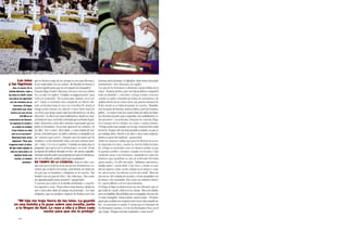 140 
que se hiciera cargo de mí, porque yo era muy llorona y 
él me malcriaba con sus mimos. Me llevaba en brazos y 
se preocupaba para que no me piquen los mosquitos”. 
Después llegó el adiós. Marciana, entonces, besó por última 
vez a su hijo y le suplicó: “Cuidate, no hagas locuras”. Juan 
Carlos le respondió: “No se preocupe, mamá; voy a vol-ver”. 
Guido, su hermano más compinche, se ofreció a lle-varlo 
en bicicleta hasta el cruce 42, en la Ruta 95, donde el 
Gringo podía tomarse un colectivo o hacer dedo hasta Sá-enz 
Peña, para luego seguir viaje hacia Resistencia y de allí a 
Mercedes. “Lo llevé esos nueve kilómetros, desde Los Gan-sos 
hasta el cruce, en la bici colorada que a él tanto le gus-taba. 
Estuvimos como diez minutos esperando que al-guien 
lo levantara. De pronto apareció un camión y él 
me dijo: ‘éste va lejos’. Hizo dedo, y como estaba de uni-forme, 
el hombre paró. Se subió contento y se despidió con 
un ‘¡saludos para todos!’. Después sacó la mano por la 
ventana y se fue haciendo chau con una sonrisa enor-me”, 
relata. Y su voz se quiebra: “Cuando eso pasa uno se 
pregunta ‘¿por qué le tocó a mi hermano y no a mí?’. Yo me 
arrepentí de haberlo llevado en bici. Me siento culpable. 
Durante muchos años me pregunté por qué no intenté pe-dir 
un certificado médico para que se quedara”. 
EN TIEMPO DE LA COSECHA. Nada les faltó, aun-que 
muy poco tuvieron en la casa de dos dormitorios y co-medor 
que el dueño del campo, Juan Kusek, les había da-do 
para que se instalaran y trabajaran en la cosecha. “Ese 
hombre era un pan de Dios”, dice Marciana. “Fue como 
un segundo padre para nosotros”, agrega Raúl. 
Y cuentan que todos en la familia sembraban y cosecha-ban 
algodón y maíz. “Eran chicos muy buenos; desde los 
seis o siete años iban al campo sin protestar... Los más 
chiquitos, que no podían colgarse la bolsita entre las 
piernas para levantar el algodón, iban atrás haciendo 
montoncitos”, dice Marciana con orgullo. 
Los ojos de los hermanos se iluminan cuando hablan de la 
niñez: “Eramos pobres, pero nos hacía felices compartir 
todo en familia”, coinciden. Gringo estaba contento 
cuando su padre compraba las bolsas de mercadería y las 
apilaba dentro de un cuarto de la casa, para los tiempos di-fíciles 
donde ya se había levantado la cosecha. “Llenába-mos 
la pieza de harina, azúcar, fideos, puré de tomates, 
jabón... Lo mejor eran las cuatro latas de dulce de bata-ta 
y la leche en polvo que compraba. Las cuidábamos co-mo 
un tesoro”, recuerda Ana. Después de cosechar, llega-ba 
el tiempo de los obrajes, de carpir y tumbar plantas. 
“Gringo tenía una azada con la que removía bien toda 
la tierra. Porque sólo los más grandes carpían, ya que es 
un trabajo duro. Recién a los diez o doce años empezá-bamos 
a sacar las malezas”, apunta Raúl. 
Todos los maestros sabían que para los Monzón la escue-la 
empezaba en mayo, cuando la cosecha había termina-do. 
Gringo se destacaba como un alumno prolijo, al que 
le gustaba escribir y siempre cumplía con la tarea. Cada 
mediodía, junto a sus hermanos, caminaba los cuatro ki-lómetros 
que separaban su casa de la Escuela 524 hasta 
quinto grado, y la 420 más tarde. “Salíamos una hora y 
media antes”, cuenta Raúl. A las cinco y media ya esta-ban 
de regreso: mate cocido, trabajo en el campo y, cuan-do 
caía la noche, los deberes a la luz del candil. “Para mí 
era un as. Me costaba la escuela, y él me ayudaba con 
la tarea y me enseñaba. Era como un maestro bueni-to”, 
aporta Alberto con los ojos húmedos. 
A Gringo le llegó la adolescencia sin otra diversión que al-gún 
baile de candil y fútbol en la colonia. “Iba a los bailes, 
pero no bailaba. Iba al fútbol, pero no jugaba. Era un chi-co 
muy tranquilo. Nunca fumó, nunca tomó... El único 
gusto que se daba era comprar una Coca Cola cuando sa-lía”, 
se emociona su madre. Y cuenta que el chamamé de 
los Hermanos Cardozo, o el de los Hermanitos Vera, era el 
que elegía: “Porque era más romántico, como era él”. 
Las islas 
y las lágrimas 
Ana, la menor de la 
familia Monzón, viajó a 
las islas en 2009. Llevó 
una placa de algarrobo 
con las iniciales de su 
hermano. Al llegar, 
descubrió que Juan 
Carlos era uno de los 
123 NN en el 
cementerio de Darwin. 
Al regresar le reveló a 
su madre la verdad: 
“Juan Carlos no está 
ahí; no lo encontré”. 
Marciana dice entre 
lágrimas: “Tuve que 
tragarme todo el dolor. 
Mi hijo había dejado la 
vida en esas islas y ni 
siquiera tenía una 
tumba. Lo habían 
olvidado”. 
“Mi hija me trajo tierra de las islas. La guardé 
en una bolsita y la puse sobre una mesita, junto 
a la Virgen de Itatí. Le rezo a ella y a Dios cada 
noche para que me lo proteja” 
 