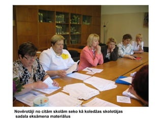 Novērotāji no citām skolām seko kā koledžas skolotājas
sadala eksāmena materiālus

 