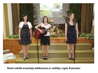 Dzied vokālā ansambļa dalībnieces ar vadītāju Ligitu Žukovsku

 