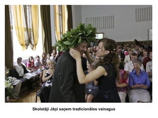 Skolotāji Jāņi saņem tradicionālos vainagus

 