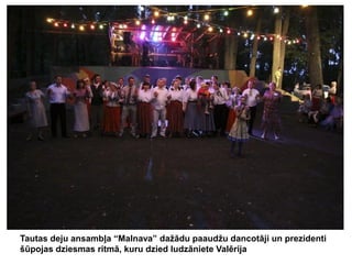 Tautas deju ansambļa “Malnava” dažādu paaudžu dancotāji un prezidenti
šūpojas dziesmas ritmā, kuru dzied ludzāniete Valērija

 