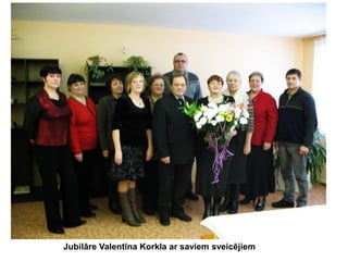 Jubilāre Valentīna Korkla ar saviem sveicējiem

 