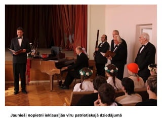 Jaunieši nopietni ieklausījās vīru patriotiskajā dziedājumā

 