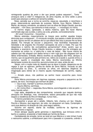 200
reintegrando quadros de amor e dor que jamais pudera esquecer!... Tanta
amargura seria a vida? E indagava-se, de alma inquieta, se teria valido a pena
existir para alcançar a velhice em tamanha solidão...
     Nisso, percebe que a turma se avizinha, ergue-se, assustada, e reconhece o
grupo, observando-se apanhada de surpresa. Atônita, fixou Marina, Gilberto e
Marita, de relance; entretanto, ao esbarrar com os olhos de Sérgio Cláudio, que-dou
enlevada!... «Oh! Deus, que estranha e linda criança!... — monologou no íntimo.
     O menino largou, apressado, a destra materna, após lhe haver Marina
cochichado algo aos ouvidos, e atirou-se a ela, gritando, comovedoramente:
     - Ah! vovó! Vovozinha!... Vovozinha!...
     Márcia estendeu maquinalmente os braços para acolher aqueles braços
diminutos que a enlaçavam... O minúsculo coração, que passou a bater de encontro
ao dela, figurou-se-lhe um pássaro de luz que descia dos céus a pousar-lhe no tórax
abatido. Fez menção de oscular o pequenino, mas recônditas impressões de
felicidade e de angústia lhe infundiam sensações de amor e medo. Por que lhe
despertava o netinho tão contraditórios pensamentos? Antes, porém, que se
decidisse a acariciá-lo, Sérgio Cláudio levantou a cabeça que lhe entregara por
momentos ao ombro nu, e cobriu-lhe o rosto de beijos... Não houve mecha de
cabelos que não alisasse com dedos ternos e nem ruga que não afagasse com os
lábios enternecidos. Enleada, Márcia recolheu as saudações dos filhos, abraçou a
menina, que via igualmente pela primeira vez, referiu-se à saúde e, quando entrou a
comentar, quanto à vivacidade dos netos, Marina recomendou ao filhinho
declamasse a prece da vovozinha, que pronunciara em casa, antes de sair.
     Sérgio, com a noção inata do respeito que se deve à oração, despencou-se do
regaço a que se agarrara, perfilou-se diante de Dona Márcia. fincando os pés
rechonchudos na areia... E, cerrando os olhos, em laboriosa diligência de
imaginação para ofertar de si mesmo aquela manifestação de carinho, repetiu,
firme:
     — Amado Jesus, nós pedimos ao senhor trazer vovozinha para morar
conosco...
     Dona Márcia prorrompeu em lágrimas copiosas, enquanto o pequenino se lhe
asilava, de novo, nos braços que tremiam de júbilo...
     — Que é isso, mamãe? a senhora chorando?
      — Inquiriu Marina, carinhosa.
     — Ah! minha filha! — respondeu Dona Márcia, aconchegando o neto ao peito —
estou ficando velha!...
     Logo após, despedia-se das companheiras, avisando que naquele domingo
almoçaria em Botafogo, mas, intimamente, estava persuadida de que não mais
largaria a residência da filha em Botafogo, nunca mais...
     O menino prendera-lhe o coração.
     Acompanhei o grupo até o asfalto. Gilberto, feliz, chamou um táxi. Cláudio,
Percília e Moreira, que seguiriam, de volta, me abraçaram em festa. Contemplei o
carro que deslizou na direção do Lido, para seguir adiante...
     Sozinho em espírito, diante da multidão, confiei-me às lágrimas de
enternecimento e regozijo.
     Ansiei abraçar aquela gente generosa e espontânea, que brincava entre o
banho e a peteca, ensaiando a fraternidade por família de Deus...
     Cambaleando de emoção, tornei ao local em que Márcia e o neto tinham fruido
o reencontro sublime, a simbolizarem para mim o passado e o presente, urdindo o
 