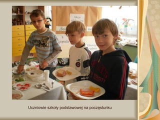 Uczniowie szkoły podstawowej na poczęstunku 