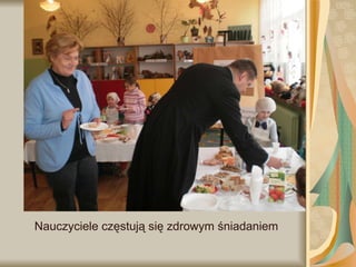 Nauczyciele częstują się zdrowym śniadaniem 