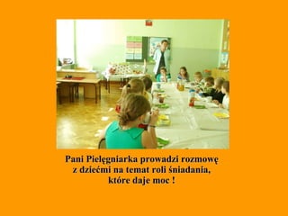 Pani Pielęgniarka prowadzi rozmowę  z dziećmi na temat roli śniadania,  które daje moc !  