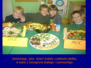 Jesiennego  jeża  dzieci zrobiły z połówki jabłka,  a kolce z winogrona białego i czerwonego. 