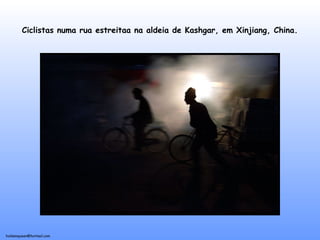 holdemqueen@hotmail.com
Ciclistas numa rua estreitaa na aldeia de Kashgar, em Xinjiang, China.
 