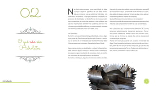 5
N
ão basta apenas pegar uma quantidade de água
e pingar algumas gotinhas de um Óleo Essen-
cial para chamar este produto de Hidrolato. Um
Hidrolato verdadeiro é obrigatoriamente resultado do
processo de destilação. Só desta forma ele incorpora em
sua composição as moléculas voláteis e não voláteis que
são tão importantes. Também não podemos adicionar ne-
nhuma outra substância(álcool ou preservantes), para ser
verdadeiro o Hidrolato deve ser 100% puro.
Um exemplo:
Eu tenho uma quantidade de água destilada, coloco algu-
mas gotas de Óleo Essencial de Hortelã Pimenta e mistu-
ro. Eu tenho ali um Hidrolato de Hortelã Pimenta? Não!
Muitas vezes essa mistura é chamada de Água Floral.
Agora, se eu tenho um destilador, e coloco folhas de Hor-
telã, adiciono água e começo a destilar. Após a destilação
eu separo a água resultante do processo, aí sim, eu tenho
um Hidrolato de Hortelã Pimenta verdadeiro.
Durante a destilação, algumas moléculas voláteis do Óleo
O quê não são
Hidrolatos
02
Essencial (e outras não voláteis, como os ácidos, por exemplo)
se incorporam na água, se tornando muito mais do que a sim-
ples adição de água e essência. Tornam-se algo único, que qui-
micamente podemos chamar de composto.
Qual a diferença entre uma mistura e um composto?
Misturaéareuniãodesubstânciasouelementosquímicos.Nas
misturas cada componente mantém as suas características.
Nos Compostos já é completamente diferente. É quando
juntamos substâncias ou elementos químicos e forma-
mos outra substância. Nestes casos essa terceira subs-
tância, que se formou na reação das outras duas possui
características próprias.
Preste bem atenção quando um produto é chamado de
Água Floral, pois possivelmente não se trata de um Hidro-
lato, além de não ser um termo adequado, já que não são
provenientes apenas de flores. Podem ser obtidos das ra-
ízes, cascas, sementes, frutos, folhas, etc.
Introdução
 