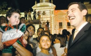 15-09-2009  Guillermo Padrés vivió la fiesta de abajo, con la gente, y la de arriba, con los políticos.