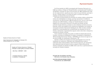 Apresentação
Em 23 de setembro de 1997 é promulgada pelo Congresso Nacional a Lei
9.503 que instituiu o Código de Trânsito Brasileiro, sancionada pela Presidência
da República, entrando em vigor em 22 de janeiro de 1998, estabelecendo, logo
em seu artigo primeiro, aquela que seria a maior de suas diretrizes, qual seja, a
de que o "trânsito seguro é um direito de todos e um dever dos órgãos e
entidades do Sistema Nacional de Trânsito".
No intuito do aprimoramento da formação do condutor, dados os alarmantes
índices de acidentalidade no trânsito, que hoje representam 1,5 milhão de
ocorrências, com 34 mil mortes e 400 mil feridos por ano, com um custo social
estimado em de R$ 10 bilhões, o Código de Trânsito Brasileiro trouxe a
exigência de cursos teórico-técnicos e de prática de direção veicular,
incluindo direção defensiva, proteção ao meio ambiente e primeiros socorros.
Estendeu, ainda, essa exigência aos condutores já habilitados, por ocasião da
renovação da Carteira Nacional de Habilitação (art. 150), de modo a também
atualizá-los e instrumentalizá-los na identificação de situações de risco no
trânsito, estimulando comportamentos seguros, tendo como meta a redução de
acidentes de trânsito no Brasil.
Como resultado de amplas discussões no âmbito do Sistema Nacional de
Trânsito, o processo de habilitação foi revisto e consolidado na Resolução nº
168 do Conselho Nacional de Trânsito - CONTRAN, que entrará em vigor em 19
de junho de 2005, em substituição à Resolução nº 50.
Visando a melhora do processo de ensino-aprendizagem nos cursos de
habilitação de condutores, o Ministério das Cidades/Denatran apóia a
publicação deste material didático sobre Primeiros Socorros, por representar
uma importante meta do Governo Lula em relação à Política Nacional de
Trânsito, divulgada em setembro de 2004, tendo como foco o aprimoramento da
formação do condutor brasileiro.
OLÍVIO DE OLIVEIRA DUTRA
Ministro de Estado das Cidades
AILTON BRASILIENSE PIRES
Presidente do CONTRAN
01
Noções de Primeiros Socorros no Trânsito
Dados Internacionais de Catalogação na Publicação (CPI)
(Câmara Brasileira do Livro, SP, Brasil)
Noções de Primeiros Socorros no Trânsito /
Ilustração e projeto gráfico de Estúdio K/Walker
- São Paulo : ABRAMET - 2005
1. Primeiros Socorros 2. Trânsito
3. Acidentes 4. Emergências
 