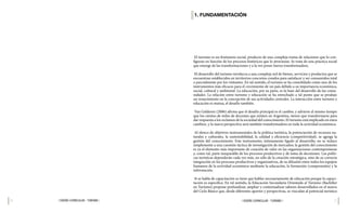 30 31
| DISEÑO CURRICULAR - TURISMO |
| DISEÑO CURRICULAR - TURISMO |
1. FUNDAMENTACIÓN
El turismo es un fenómeno social, producto de una compleja trama de relaciones que lo con-
figuran en función de los procesos históricos que lo atraviesan. Se trata de una práctica social
que emerge de las transformaciones y a la vez posee fuerza transformadora.
El desarrollo del turismo involucra a una compleja red de bienes, servicios y productos que se
encuentran establecidos en territorios concretos creados para satisfacer y ser consumidos total
o parcialmente por los visitantes. En tal sentido, el turismo se ha consolidado como uno de los
instrumentos más eficaces para el crecimiento de un país debido a su importancia económica,
social, cultural y ambiental. La educación, por su parte, es la base del desarrollo de las comu-
nidades. La relación entre turismo y educación se ha estrechado a tal punto que se produjo
un renacimiento en la concepción de sus actividades centrales. La interacción entre turismo y
educación es mutua, el desafío también.
Van Gelderen (2006) afirma que el desafío principal es el cambio, y advierte al mismo tiempo
que los cientos de miles de docentes que existen en Argentina, tienen que transformarse para
dar respuesta a los reclamos de la sociedad del conocimiento. El turismo está implicado en estos
cambios, y la nueva perspectiva será también transformadora en toda la actividad económica.
Al elenco de objetivos instrumentales de la política turística, la potenciación de recursos na-
turales y culturales, la sustentabilidad, la calidad y eficiencia (competitividad), se agrega la
gestión del conocimiento. Este instrumento, íntimamente ligado al desarrollo, no se reduce
simplemente a una cuestión táctica de investigación de mercados; la gestión del conocimiento
es ya el elemento más importante de creación de valor en las organizaciones contemporáneas
y, como tal, parte inseparable de los procesos productivos y de toma de decisiones. Las políti-
cas turísticas dependerán cada vez más, no sólo de la creación estratégica, sino de su correcta
integración en los procesos productivos y organizativos, de su difusión entre todos los equipos
humanos de la actividad económica mediante la educación, la formación (comprensión) y la
información.
Si se habla de capacitación se tiene que hablar necesariamente de educación porque la capaci-
tación es específica. En tal sentido, la Educación Secundaria Orientada al Turismo (Bachiller
en Turismo) propone profundizar, ampliar y contextualizar saberes desarrollados en el marco
del Ciclo Básico que, desde diferentes aportes y perspectivas, se vinculan al potencial turístico
 