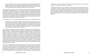 34 35
| DISEÑO CURRICULAR - TURISMO |
| DISEÑO CURRICULAR - TURISMO |
conservarlos y a cuidarlos, atender cada vez mejor al visitante, conocer otras costumbres y
compartir experiencias con gente de otras latitudes.
Finalmente, la enseñanza en esta orientación se sustenta en el reconocimiento del contexto y
las tradiciones de quienes se educan, de sus raíces, costumbres, saberes construidos y visiones
del mundo. Por esto, el desarrollo de las propuestas de enseñanza involucran aspectos viven-
ciales, y fortalecen el sentido de identidad y pertenencia, toman los aprendizajes significativos
para los estudiantes, trabajan con la convicción de que la puesta en valor de los bienes cultu-
rales, sociales, económicos, entre otros, aportan a la construcción de una sociedad más justa e
igualitaria.
nismos necesarios para la creación, conservación, protección y aprovechamiento de los
recursos y atractivos turísticos nacionales, resguardando el desarrollo sostenible y sus-
tentable y la optimización de la calidad, estableciendo los mecanismos de participación
y concertación de los sectores público y privado en la actividad (Título I).
Puede decirse entonces que, en torno a la relación Turismo-Educación, existen concordancias
fundamentales en la definición de la Ley: la actividad turística es declarada prioritaria dentro
de las políticas de Estado, al igual que la reconversión educativa. Se propone el fomento, el
desarrollo, la promoción y la regulación de la actividad turística y del recurso turismo. Prevé
mecanismos necesarios para la creación, conservación, protección y aprovechamiento de los
recursos y atractivos turísticos nacionales, resguardando el desarrollo sostenible y sustentable
y la optimización de la calidad. Establece, claramente, el consenso, la participación y la concer-
tación de los sectores público y privado en la actividad.
En la misma línea, el Art 1º de la Ley Provincial sobre Turismo, Ley N º 7.484 (2005) destaca:
Declárese al turismo de Interés Provincial, calificándolo como Política de Estado por ser
una actividad socioeconómica estratégica y esencial para el desarrollo de la Provincia. El
objeto de la presente ley es la ordenación y promoción del turismo; el fomento, el desa-
rrollo, la optimización de la calidad y la regulación de la actividad turística en cualquiera
de sus formas; como así también los mecanismos de participación y concertación de los
sectores públicos y privados en la actividad (Art. I).
Si se considera a las políticas de estado como aquellas que forman parte de las estrategias cen-
trales de un país, y trascienden a través del tiempo, se comprenderá la necesidad de generar
cambios basados en acuerdos sólidos, para beneficio de toda la sociedad. En este sentido, el
impulso a la educación secundaria con Orientación en Turismo constituye una importante
estrategia tendiente a la concreción de los objetivos de las leyes antes mencionadas, ya que
promueve el desarrollo nacional y local a través de la actividad turística. En esta modalidad
se propone profundizar la integración y compromiso entre la escuela y la comunidad al plan-
tearse la integración y articulación con actores sociales insertos en el entorno turístico comu-
nitario, tales como cámaras y/o asociaciones empresariales de la actividad turística, hotelera
y gastronómica, instituciones educativas de nivel superior universitarias y no universitarias
que impartan formación académica en turismo y hotelería, empresas de transporte terrestres,
terminales de buses (boleterías, cabinas de información turísticas), representantes de la admi-
nistración pública, entre otros.
El turismo se ha globalizado y se debe adaptar los planes de estudios a la nueva realidad para
incrementar, a través de la educación, la competitividad como destino turístico. El ritmo cre-
ciente de las corrientes turísticas, con el consecuente incremento de la demanda de servicios
a las empresas dedicadas directa e indirectamente al turismo, trae consigo la necesidad de un
personal técnico capacitado que permita brindar calidad en los servicios. Las nuevas gene-
raciones de estudiantes deben conocer mejor sus recursos naturales y culturales, aprender a
 