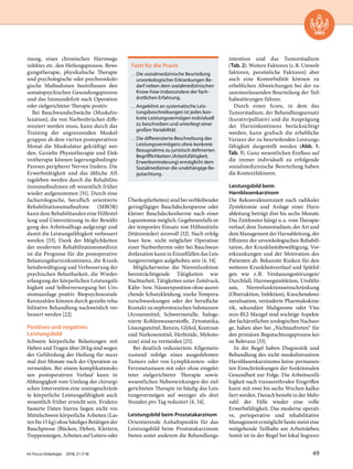 mung, eines chronischen Harnwegs-
infektes etc. den Heilungsprozess. Bewe-
gungstherapie, physikalische Therapie
und psychologische oder psychoonkolo-
gische Maßnahmen beeinflussen den
somatopsychischen Gesundungsprozess
und das Immundefizit nach Operation
oder zielgerichteter Therapie positiv.
Bei Bauchwandschwäche (Muskelre-
laxation), die von Narbenbrüchen diffe-
renziert werden muss, kann durch das
Training der angrenzenden Muskel-
gruppen ab dem vierten postoperativen
Monat die Muskulatur gekräftigt wer-
den. Gezielte Physiotherapie und Elek-
trotherapie können lagerungsbedingte
Paresen peripherer Nerven lindern. Die
Erwerbstätigkeit und das übliche All-
tagsleben werden durch die Rehabilita-
tionsmaßnahmen oft wesentlich früher
wieder aufgenommen [31]. Durch eine
fachurologische, beruflich orientierte
Rehabilitationsmaßnahme (MBOR)
kann dem Rehabilitanden eine Hilfestel-
lung und Unterstützung in der Bewälti-
gung des Arbeitsalltags aufgezeigt und
damit die Leistungsfähigkeit verbessert
werden [33]. Dank der Möglichkeiten
der modernen Rehabilitationsmedizin
ist die Prognose für die postoperative
Belastungsharninkontinenz, die Krank-
heitsbewältigung und Verbesserung der
psychischen Belastbarkeit, die Wieder-
erlangung der körperlichen Leistungsfä-
higkeit und Selbstversorgung bei Uro-
stomaanlage positiv. Biopsychosoziale
Kennzahlen können durch gezielte reha-
bilitative Behandlung nachweislich ver-
bessert werden [22].
Positives und negatives
Leistungsbild
Schwere körperliche Belastungen mit
Heben und Tragen über 20 kg sind wegen
der Gefährdung der Heilung für maxi-
mal drei Monate nach der Operation zu
vermeiden. Bei einem komplikationslo-
sen postoperativen Verlauf kann in
Abhängigkeit vom Umfang der chirurgi-
schen Intervention eine uneingeschränk-
te körperliche Leistungsfähigkeit auch
wesentlich früher erreicht sein. Evidenz-
basierte Daten hierzu liegen nicht vor.
Mittelschwere körperliche Arbeiten (Las-
ten bis 15 kg) ohne häufiges Betätigen der
Bauchpresse (Bücken, Heben, Klettern,
Treppensteigen, Arbeiten auf Leitern oder
Überkopfarbeiten) sind bei verbleibender
geringfügiger Bauchdeckenparese oder
kleiner Bauchdeckenhernie nach einer
Laparotomie möglich. Gegebenenfalls ist
der temporäre Einsatz von Hilfsmitteln
(Stützmieder) sinnvoll [32]. Nach erfolg-
loser bzw. nicht möglicher Operation
einer Narbenhernie oder bei Bauchwan-
drelaxation kann in Einzelfällen das Leis-
tungsvermögen aufgehoben sein [4, 34].
Möglicherweise die Nierenfunktion
beeinträchtigende Tätigkeiten wie
Nachtarbeit, Tätigkeiten unter Zeitdruck,
Kälte- bzw. Nässeexposition ohne ausrei-
chende Schutzkleidung, starke Tempera-
turschwankungen oder der berufliche
Kontakt zu nephrotoxischen Substanzen
(Arzneimittel, Schwermetalle, haloge-
nierte Kohlenwasserstoffe, Zytostatika,
Lösungsmittel, Benzin, Glykol, Kontrast-
und Narkosemittel, Herbizide, Mykoto-
xine) sind zu vermeiden [25].
Bei deutlich reduziertem Allgemein-
zustand infolge eines ausgedehnten
Tumors oder von Lymphknoten- oder
Fernmetastasen mit oder ohne eingelei-
teter zielgerichteter Therapie sowie
wesentlichen Nebenwirkungen der ziel-
gerichteten Therapie ist häufig das Leis-
tungsvermögen auf weniger als drei
Stunden pro Tag reduziert [4, 34].
Leistungsbild beim Prostatakarzinom
Orientierende Anhaltspunkte für das
Leistungsbild beim Prostatakarzinom
bieten unter anderem die Behandlungs-
intention und das Tumorstadium
(Tab. 2). Weitere Faktoren (z.B. Umwelt-
faktoren, persönliche Faktoren) aber
auch eine Komorbidität können zu
erheblichen Abweichungen bei der zu-
sammenfassenden Beurteilung der Teil-
habestörungen führen.
Durch einen Score, in dem das
Tumorstadium, der Behandlungsansatz
(kurativ/palliativ) und die Ausprägung
der Harninkontinenz berücksichtigt
werden, kann grafisch die erhebliche
Varianz der zu beurteilenden Leistungs-
fähigkeit dargestellt werden (Abb. 1;
Tab. 1). Ganz wesentlichen Einfluss auf
die immer individuell zu erfolgende
sozialmedizinische Beurteilung haben
die Kontextfaktoren.
Leistungsbild beim
Harnblasenkarzinom
Die Rekonvaleszenzzeit nach radikaler
Zystektomie und Anlage einer Harn-
ableitung beträgt drei bis sechs Monate.
Das Zeitfenster hängt u.a. vom Therapie-
verlauf, dem Tumorstadium, der Art und
dem Management der Harnableitung, der
Effizienz der uroonkologischen Rehabili-
tation, der Krankheitsbewältigung, Vor-
erkrankungen und der Motivation des
Patienten ab. Bekannte Risiken für den
weiteren Krankheitsverlauf und Spätfol-
gen wie z.B. Verdauungsstörungen/
Durchfall, Harnwegsinfektion, Urolithi-
asis, Nierenfunktionseinschränkung
(Obstruktion, Infektion), Knochendemi-
neralisation, veränderte Pharmakokine-
tik, sekundäre Malignome oder Vita-
min-B12-Mangel sind wichtige Aspekte
der fachärztlichen urologischen Nachsor-
ge, haben aber bei „Nichtauftreten“ für
den primären Begutachtungsprozess kei-
ne Relevanz [33].
In der Regel haben Diagnostik und
Behandlung des nicht muskelinvasiven
Harnblasenkarzinoms keine permanen-
ten Einschränkungen der funktionalen
Gesundheit zur Folge. Die Arbeitsunfä-
higkeit nach transurethralen Eingriffen
kann mit zwei bis sechs Wochen kalku-
liert werden. Danach besteht in der Mehr-
zahl der Fälle wieder eine volle
Erwerbsfähigkeit. Das moderne operati-
ve, perioperative und rehabilitative
Management ermöglicht heute meist eine
weitgehende Teilhabe am Arbeitsleben.
Somit ist in der Regel bei lokal begrenz-
Fazit für die Praxis
— Die sozialmedizinische Beurteilung
uroonkologischer Erkrankungen Be-
darf neben dem sozialmedizinischen
Know-how insbesondere der fach-
ärztlichen Erfahrung.
— Angelehnt an systematische Leis-
tungsbeschreibungen ist jedes kon-
krete Leistungsvermögen individuell
zu beschreiben und unterliegt einer
großen Variabilität.
— Die differenzierte Beschreibung des
Leistungsvermögens ohne konkrete
Bezugnahme zu juristisch definierten
Begrifflichkeiten (Arbeitsfähigkeit,
Erwerbsminderung) ermöglicht dem
Sozialmediziner die unabhängige Be-
gutachtung.
Im Focus Onkologie 2018; 21 (7-8) 49
 