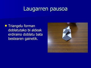 Laugarren pausoa Triangelu forman doblatutako bi aldeak erdiraino doblatu bata bestearen gainetik. 