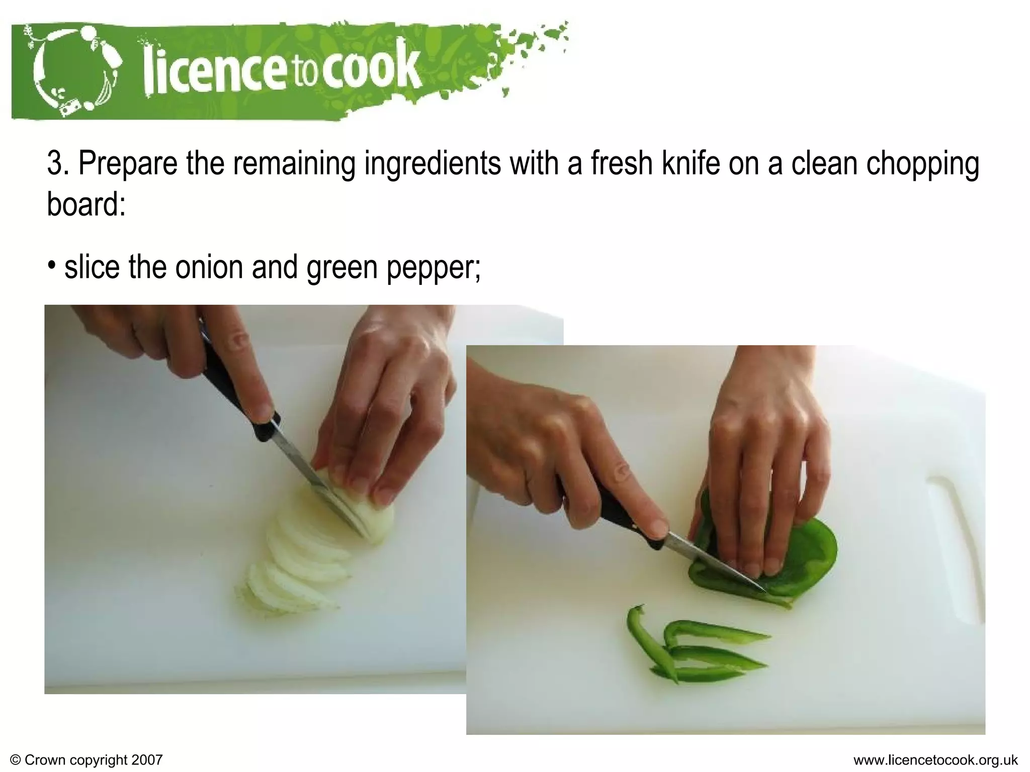 3. Prepare the remaining ingredients with a fresh knife on a clean chopping board: slice the onion and green pepper; 