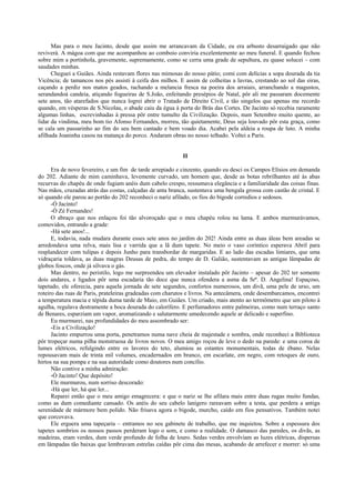Mas para o meu Jacinto, desde que assim me arrancavam da Cidade, eu era arbusto desarraigado que não
reviverá. A mágoa com que me acompanhou ao comboio conviria excelentemente ao meu funeral. E quando fechou
sobre mim a portinhola, gravemente, supremamente, como se cerra uma grade de sepultura, eu quase solucei – com
saudades minhas.
      Cheguei a Guiães. Ainda restavam flores nas mimosas do nosso pátio; comi com delícias a sopa dourada da tia
Vicência; de tamancos nos pés assisti à ceifa dos milhos. E assim de colheitas a lavras, crestando ao sol das eiras,
caçando a perdiz nos matos geados, rachando a melancia fresca na poeira dos arraiais, arranchando a magustos,
serandandoà candeia, atiçando fogueiras de S.João, enfeitando presépios de Natal, pôr ali me passaram docemente
sete anos, tão atarefados que nunca logrei abrir o Tratado de Direito Civil, e tão singelos que apenas me recordo
quando, em vésperas de S.Nicolau, o abade caiu da égua à porta do Brás das Cortes. De Jacinto só recebia raramente
algumas linhas, escrevinhadas à pressa pôr entre tumulto da Civilização. Depois, num Setembro muito quente, ao
lidar da vindima, meu bom tio Afonso Fernandes, morreu, tão quietamente, Deus seja louvado pôr esta graça, como
se cala um passarinho ao fim do seu bem cantado e bem voado dia. Acabei pela aldeia a roupa de luto. A minha
afilhada Joaninha casou na matança do porco. Andaram obras no nosso telhado. Voltei a Paris.


                                                           II

      Era de novo fevereiro, e um fim de tarde arrepiado e cinzento, quando eu desci os Campos Elísios em demanda
do 202. Adiante de mim caminhava, levemente curvado, um homem que, desde as botas rebrilhantes até às abas
recurvas do chapéu de onde fugiam anéis dum cabelo crespo, ressumava elegância e a familiaridade das coisas finas.
Nas mãos, cruzadas atrás das costas, calçadas de anta branca, sustentava uma bengala grossa com castão de cristal. E
só quando ele parou ao portão do 202 reconheci o nariz afilado, os fios do bigode corredios e sedosos.
      -Ó Jacinto!
      -Ó Zé Fernandes!
      O abraço que nos enlaçou foi tão alvoroçado que o meu chapéu rolou na lama. E ambos murmurávamos,
comovidos, entrando a grade:
      -Há sete anos!...
      E, todavia, nada mudara durante esses sete anos no jardim do 202! Ainda entre as duas áleas bem areadas se
arredondava uma relva, mais lisa e varrida que a lã dum tapete. No meio o vaso coríntico esperava Abril para
resplandecer com tulipas e depois Junho para transbordar de margaridas. E ao lado das escadas limiares, que uma
vidraçaria toldava, as duas magras Deusas de pedra, do tempo de D. Galião, sustentavam as antigas lâmpadas de
globos foscos, onde já silvava o gás.
      Mas dentro, no peristilo, logo me surpreendeu um elevador instalado pôr Jacinto – apesar do 202 ter somente
dois andares, e ligados pôr uma escadaria tão doce que nunca ofendera a asma da Srª. D. Angelina! Espaçoso,
tapetado, ele oferecia, para aquela jornada de sete segundos, confortos numerosos, um divã, uma pele de urso, um
roteiro das ruas de Paris, prateleiras gradeadas com charutos e livros. Na antecâmera, onde desembarcamos, encontrei
a temperatura macia e tépida duma tarde de Maio, em Guiães. Um criado, mais atento ao termômetro que um piloto à
agulha, regulava destramente a boca dourada do calorífero. E perfumadores entre palmeiras, como num terraço santo
de Benares, esparziam um vapor, aromatizando e salutarmente umedecendo aquele ar delicado e superfino.
      Eu murmurei, nas profundidades do meu assombrado ser:
      -Eis a Civilização!
      Jacinto empurrou uma porta, penetramos numa nave cheia de majestade e sombra, onde reconheci a Biblioteca
pôr tropeçar numa pilha monstruosa de livros novos. O meu amigo roçou de leve o dedo na parede: e uma coroa de
lumes elétricos, refulgindo entre os lavores do teto, alumiou as estantes monumentais, todas de ébano. Nelas
repousavam mais de trinta mil volumes, encadernados em branco, em escarlate, em negro, com retoques de ouro,
hirtos na sua pompa e na sua autoridade como doutores num concílio.
      Não contive a minha admiração:
      -Ó Jacinto! Que depósito!
      Ele murmurou, num sorriso descorado:
      -Há que ler, há que ler...
      Reparei então que o meu amigo emagrecera: e que o nariz se lhe afilara mais entre duas rugas muito fundas,
como as dum comediante cansado. Os anéis do seu cabelo lanígero rareavam sobre a testa, que perdera a antiga
serenidade de mármore bem polido. Não frisava agora o bigode, murcho, caído em fios pensativos. Também notei
que corcovava.
      Ele erguera uma tapeçaria – entramos no seu gabinete de trabalho, que me inquietou. Sobre a espessura dos
tapetes sombrios os nossos passos perderam logo o som, e como a realidade. O damasco das paredes, os divãs, as
madeiras, eram verdes, dum verde profundo de folha de louro. Sedas verdes envolviam as luzes elétricas, dispersas
em lâmpadas tão baixas que lembravam estrelas caídas pôr cima das mesas, acabando de arrefecer e morrer: só uma
 