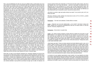 Pero, una vez establecido por esta vía, de la que ustedes verán a continuación que no es            ninguna manera hecho para responder a la estructura de este cuadro mismo, pero de lo
para nosotros sin constituir una vía importante cada vez que debemos localizar este otro            que ustedes van a ver lo que nos permite.... ¿qué es lo que pasa?. Se trata ahí de una
punto sujeto, para decirles ahora que si en el plano figura trazamos la línea de horizonte          diapositiva que me fue prestada por el Louvre, que no pude experimentar antes, que
que es por allá a esta línea fundamental, debemos deducir de esto que la línea de                   verdaderamente, no dará acá sino el soporte más débil. Pero para aquellos que tienen, ya
horizonte corta a esta línea infinita exactamente en el mismo punto donde corta la línea            sea alguna fotografía, ya sea alguna fotografía de este cuadro llamado Las Meninas, ya
fundamental, ya que es una línea paralela a la primera, de donde ustedes verán                      sea simplemente que lo recuerden un poco, nos servirá un poco de hito.
significarse mucho la relación de estos dos puntos, uno es un punto cualquiera sobre la
línea de horizonte, el otro es el punto en el infinito, en esto de que el punto en el infinito no   ¿No tienen un puntero, algo que pueda mostrar las cosas?; no es mucho, pero, en fin, es
es un punto cualquiera, que es un punto único, a pesar de que ahí tenga el aspecto de ser           mejor que nada.
dos. Esto es lo que será para nosotros cuando se trate de poner en valor la relación del
sujeto en el fantasma y, principalmente, la relación del sujeto al objeto a, esto tendrá para       Helo aquí, entonces, quizás, podrían ver aunque sea un poco, en fin, el mínimo. ¿cuándo
nosotros valor de apoyo y merece que ustedes hayan pasado el tiempo necesario, no más               se esta ahí, en el fondo, se ve algo?.
que en la demostraciones de Descartes, una demostración una vez captada está
demostrada, aunque todavía falta tener el rigor y los procesos. Esto es lo que debe
servirnos, servirnos de referencia cada vez que debemos operar en cuanto al fantasma                Participante: —Tan bien como adelante. El Señor Milner lo intentó.
escópico. este sujeto dividido está sostenido por una montura común, el objeto a, que
¿dónde debe buscarse en este esquema?. Debe buscarse en un punto dónde, por
supuesto cae y se desvanece, sin eso no sería el objeto a . El objeto a está representado           Lacan: —Observen que no es tan desfavorable, ¿no es cierto?. Acá tienen la figura del
acá por algo que, justamente en la figura, —que espero acá haberles montado con éxito,              pintor. Ustedes van a sustituirla inmediatamente, para que, de todos modos, no vea que
volverles sensibles algo—, y el objeto a es lo que soporta este punto S lo que figuré aquí          está ahí. Entonces, pónganla en foco.
mediante el {cuadro} de este plano paralelo. Lo que está elidido ahí, y lo que, sin embargo,
está siempre, es lo que bajo más de una forma ya introdujo en la relación estructural del
                                                                                                    Participante: —Eso es todo, no puedo más.
sujeto al mundo. Es la ventana en la relación escópica del sujeto en el punto S, de donde
parte toda la construcción. Aparece especificado, individualidad, es este muro, si me
puedo expresar así, que representa este plano paralelo en tanto que va a determinar el
                                                                                                    Lacan: —Si, vuelva a poner la primera. El pintor está en el medio de lo que pinta y lo que
segundo punto del sujeto. En este muro, es necesario que hay una abertura, una
                                                                                                    pinta ustedes lo ven repartido sobre esta tela de una manera a la cual vamos a volver.
hendidura, una vista, una mirada. Es esto, precisamente, lo que no podría ser visto desde
                                                                                                    Acá, este trazo que ustedes ven, es el límite, el borde externo, tocado de luz. Es por eso
la posición inicial de la construcción. Y vimos esta función de la ventana el año pasado
                                                                                                    que emerge de algo que va de ahí muy exactamente hasta un punto que se encuentra
prestándonos su servicio en tanto que superficie de lo que puede escribirse como más
                                                                                                    aquí. Ustedes ven casi toda la altura del cuadro, y que nos representa, ustedes ven aquí
primero, como función de significante. Llamémoslo con el nombre que merece, es
                                                                                                    un bastidor de caballete, el cuadro visto al revés. Está sobre esta tela. Trabaja este cuadro
precisamente en esta estructura cerrada que es la que nos permitirá uno con otros todos
                                                                                                    y este cuadro está dado vuelta.
estos diferentes planos que acabamos de trazar y de reproducir la estructura del plano
proyectivo bajo su forma puramente topológica, a saber bajo el envoltorio del cross-cap. Es
                                                                                                    ¿Qué tienen que decir?. Este es el plano esencial de donde debemos partir y que, en mi
ese algo agujereado en esta estructura que permite, precisamente que se introduzca la
                                                                                                    opinión, Michel Foucault, al que les pedí a todos que leyeran en su notable texto, eludió.
irrupción de donde va a depender la producción de la división del sujeto, es decir,
                                                                                                    Es en efecto, el punto alrededor del cual importa hacer girar todo el valor, toda la función
hablando con propiedad, lo que llamamos el objeto a . Es en tanto que la ventana, en la
                                                                                                    de este cuadro. Diré, este cuadro es, efectivamente, una especie de carta dada vuelta y
relación de la mirada al mundo visto, es siempre lo que es elidido, que podemos
                                                                                                    del que no podemos no tener en cuenta que es como una carta dada vuelta que toma su
representarnos la función del objeto a , la ventana, es decir, también la hendidura de los
                                                                                                    valor de ser, del módulo y el modelo de las otras cartas. Esta carta dada vuelta esta hecha
párpados, es decir también la entrada de la pupila, es decir, también lo que constituye el
                                                                                                    ahí verdaderamente para hacerle bajar las vuestras, porque, en efecto, hubo, no puedo no
objeto más primitivo de todo lo que respecta a la visión, la cámara negra.
                                                                                                    hacer mención de esto, discusión, debate, sobre lo que respecta al pintor, acá, Velázquez.
                                                                                                    Está ahí a una cierta distancia del cuadro, de este cuadro que está pintando.
Ahora bien, es esto lo que entiendo ilustrarles hoy, ilustrarles mediante una obra de las
que les dije que había sido puesta en primer plano en aquella producción reciente de un
                                                                                                    La manera en la que ustedes responderán a esta cuestión, en la que bajarán sus cartas,
investigador, cuyo tipo de búsqueda no está ciertamente muy alejado de aquel cuya carga
                                                                                                    es en efecto, absolutamente esencial al efecto de este cuadro. Esto implica esta dimensión
tomo aquí en nombre de la experiencia analítica, aunque sin tener la misma base, ni la
                                                                                                    de que este cuadro subyuga. Desde que existe, es la base, el fundamento de todo tipo de
misma inspiración, nombré a Michel Foucault y este cuadro de Velázquez que se llama Las
                                                                                                    debate. Esta subyugación tiene la más grande relación con lo que llamo esta subversión,
Meninas. Este cuadro lo voy a hacer ahora proyectar frente a ustedes para que veamos de
                                                                                                    justamente, del sujeto, sobre el cual insistí en toda la primera parte de mi discurso hoy, y
una manera sensible lo que permite una lectura de algo que no está, en absoluto, de
 