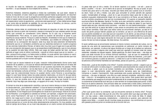 el mundo de nada es, hablando con propiedad, —Koyré lo pensaba lo soñaba y lo                     no pesa más que un kilo y medio. En el tercer capítulo o el cuarto, —no sé—, pone al
escribió—, lo que despejó la vía al objeto de la ciencia.                                         lector o auditor, —no sé—, en el rastro de lo que es la energética. No soy yo pues, el que
                                                                                                  inventó eso para servir a mis tesis, recordé que había leído eso cuando tuve el volumen,
Estamos trabados, estamos pegados a todas las cualidades, las que sean, desde la                  es decir, hace un año y medio. Les pido que consulten el primer párrafo del capítulo
fuerza, la impulsión, el color, todo lo que ustedes quieran hasta la percepción, en resumen       cuatro: Conservation of energy. ¿Qué es lo que encuentra mejor para dar la idea a un
hasta el trozo de tiza al cual la progenitura socrática pertenece pegado como las moscas          auditorio supuesto relativamente virgen de lo que concierne a la física, ya que hasta ahí,
sobre el papel caza-moscas desde hace dos mil años, a saber Lagneaux y también Alain              no han recibido enseñanza más que de incompetentes?. El supone un pequeño diablillo
ahí especularon sobre la apariencia, ¿entonces esta apariencia?, y bien deberíamos llegar         que llama Denis the Manase, Daniel el Terrible, se le dan veintiocho cubitos, pero como es
a ver como ella es también la realidad. Es con eso que la filosofía y la ciencia, una en          un bruto son de platino, indestructibles, indeformables. Se trata de saber lo que hará la
relación a la otra, tomaron una sólida tangente.                                                  mamá cada vez que, discreta como conviene, —es decir no una mamá americana—, cada
                                                                                                  vez que ella entra en la pieza del bebé y unas veces no encuentra sino veintitrés cubos y
Entonces, pienso estar en condiciones de decírselo en seguida, el cabo de tiza deviene            otras veces veintidós. Está claro que estos cubos se encontrarán siempre, ya sea en el
objeto de ciencia a partir del momento y desde el momento en que ustedes parten de ese            suelo del jardín porque habrán pasado por la ventana, ya sea en una diferencia de peso
punto que consiste en considerarlo como faltante. Es lo que voy a hacerles sentir                 que se podrá constatar en una caja que por supuesto no se abrirá, ya sea porque el agua
inmediatamente. Pero ahora, no quiero perder la ocasión de abrochar al pasar lo que               de la bañera habrá subido levemente, pero como el agua de la bañera está muy sucia para
significa la causa material. Porque si usted es filósofo, Aristóteles le dirá que la materia es   ver el fondo es por esta ligera elevación de nivel que se sabrá adonde fueron a parar los
la mostaza, es decir lo que llena el vacío. Aristóteles, que estaba sin embargo tan bien          cubos. No les l eo todo el pasaje. Me falta tiempo. Es sublime.
orientado en su concepción del espacio, está muy lejos de esta extensión terriblemente
deslizante que es un verdadero problema que se replantea siempre en nuestro progreso              El autor señala que se encontrarán siempre el mismo número constante de cubos, con la
en las ciencias matemático-físicas, el había visto muy bien que el lugar era lo que permitía      ayuda de una serie de operaciones que consistirán en adicionar un cierto número de
dar una concepción del espacio que no se expandiera indefinidamente, que no nos ubicara           elementos, por ejemplo: la altura del agua dividida por el largo de la bañera en adicionar
en la cuestión de este falso infinito. Sólo que luego de haber partido tan bien, de haber         esta visión curiosa a alguna otra cosa que será por ejemplo el número total de cubos
definido el lugar como el último continente —siendo el ú ltimo aquel que es no nacido—, y         restantes. Ustedes me siguen espero. Nadie gesticula. Es decir hacer esto, —les digo de
bien, porque él era griego y no había leído La Biblia, no pudo admitir que hubiera un vacío       paso que está incluido en la mínima fórmula científica— que es que no solamente se
separado de los objetos. Entonces, llegó el pote de mostaza, y es a causa de eso que nos          adiciona sino que se resta, que se divide, que se opera de todas las maneras, ¿con qué?,
hemos quedado ahí un buen numero de siglos.                                                       con números gracias a cuales se adiciona —a falta de lo cual no habría ciencia posible—,
                                                                                                  se adiciona comúnmente manteles con servilletas, peras con puerros, ¿no es cierto?.
Es decir que la causa material es el pote, creación indiscutiblemente divina como toda
creación de la palabra, y a la que se reduce estrictamente lo que está dicho en el texto del      Ahora bien, ¿qué se les enseña a los niños?. Cuando comienzan a entrar —espero que ya
Génesis. Pero no es este el señalamiento al que quisiera apuntarles de pasada. Potes              no sea así ahora pero no estoy seguro— justamente para explicarles las cosas se les dice
encontraremos a montones —se los dije hace un rato, en las tumbas, en todo lugar donde            lo contrario, a saber, que no se suman manteles con servilletas, ni peras con puerros,
reinen las llamadas culturas primitivas. Y bien, con dibujos absolutamente precisos, para         según lo cual naturalmente están definitivamente barrados para las matemáticas.
saber que los colecciónistas futuros no puedan darlos como floreros a sus amiguitas,              Volvamos a nuestro Feynman(22). Este paréntesis sólo puede perderlos, Feynman(23)
según lo cual hace tiempo todos los potes estarían destruidos, al único fin de que estos          concluye: —He aquí el ejemplo; una cifra va a salir siempre constante: veintiocho cubos, y
potes se conserven, la gente que los depositan en las sepulturas, hacían un agujero en el         bien —dice él— la energética es eso, sólo que no hay cubos. Esto quiere decir que esta
centro, lo que les prueba que es del lado del agujero que hay que buscar la causa                 cifra constante que asegura el principio fundamental de la conservación de la energía, digo
material. Aquí hay algo que causa algo, un agujero en el vaso. He aquí el modelo.                 no solamente fundamental sino del que un sólo temblor en la base basta para poner a todo
                                                                                                  físico en el pánico absoluto. Ese principio debe ser conservado a toda costa y entonces lo
Si toman la cima de la elaboración científica, que es al mismo tiempo la clave de bóveda y        será forzosamente ya que lo será, a toda costa, es la condición misma del pensamiento
la clavija esencial, ¿qué obtienen ustedes?, lo que se llama la energética. La energética no      científico.
es lo que cree un autor que la opone como un complemento a mi teoría estructural del
psicoanálisis. Él se imagina que la energética sin duda es lo que empuja. Esta es la cultura      ¿Pero qué quiere decir la constante, qué se encuentre siempre la misma cifra?. Porque
de los filósofos. La e nergética si ustedes se remiten, por ejemplo, a alguien tan autorizado,    todo está, ahí, no se trata más que de una cifra. Eso quiere decir que algo que falta como
tanto como Feynman(21) del que no he esperado que obtuviera el premio Nobel para                  tal —no hay cubos— debe encontrarse en otra parte en otro modo de falta. El objeto
abrirlo, les ruego que lo crean, en un tratado en dos volúmenes que se llama Lectures on          científico es pasaje, respuesta, metabolismo, —metonimia si quieren, pero atención del
phisics y que para aquellos que tienen tiempo, en fin no podría recomendarles una mejor           objeto como falta—, y a partir de ahí muchas cosas se aclaran, nos remitiremos a lo que el
lectura porque es un curso de dos años absolutamente exhaustivo. Es muy posible cubrir            año pasado pudimos poner en evidencia de la función del uno.
todo el campo de la física, en su nivel más elevado en un cierto número de lecciónes que
 