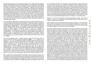 aparecen estas figuras en un libro moderno de topología. Pero, después de todo, tampoco         en la combinatoria. Sostengo, por el contrario, que somos llevados a algo más primitivo,
debo excusarme demasiado porque si estas dificultades, que se califican como dificulta des      que no es otra cosa que lo que intentamos aprehender como la estructura, como la
intuitivas, concernientes al campo de la topología, han sido, de algún modo, radicalmente       constitución por el significante del sujeto. Y es en tanto que estas diversas formas de la
eliminadas de la exposición —hablando con propiedad— matemática de estas cosas, si              expresión numérica se encuentran reproducidas en diversos tiempos de escansión, digo
ellas no pesan incluso un instante en vistas de las fórmulas combinatorias muy aseguradas       reproducidas temporalmente, incluso no estamos seguros que es de la misma vuelta que
en sus premisas, en sus axiomas originales o sus leyes que han avanzado; no es menos            se trata en esta reproducción, es necesario ir a ver. En otros términos, hay, tal vez, formas
cierto que algo conserve su valor en la dificultad misma que han presentado estas cosas         estructurales de esta falta constitutiva del sujeto que difieren las unas de las otras y que,
para ser decantadas, para terminar por encontrar su estatuto lógico-mate mático y que es        tal vez, no es la misma falta la que se expresa en este número negativo, a propósito del
demasiado fácil desembarazarse de esto diciendo que había ahí restos de impurezas               cual —se puede bien decir que la introducción por Kant, de este número en el campo de la
intuicionistas. Pero, todo estaría en el hecho, por ejemplo, de que nos hayamos dejado          filosofía es, verdaderamente del carácter más desconsolador— quizás haya sido un gran
durante demasiado tiempo, estorbar por una vista de algún modo ligada a la experiencia          mérito que Kant, haya intentado esta introducción. El resultado es un increíble enredo.
de un espacio de tres dimensiones, que sería necesario llegar a poder pensarlo, a
construirlo a partir de esos datos de la experiencia variando, fundando, edificando una         Entonces, no es el mismo momento de la falta estructural del sujeto, quizás que se
combinatoria generalizada.                                                                      soporta, —no digo ahí—, se simboliza. Acá el símbolo es idéntico a lo que causa, es decir,
                                                                                                la falta del sujeto. Volveré sobre esto.
Uno se contenta con esta crítica y con esta referencia, pera yo pienso que falta ahí algo. Si
el número negativo para atenernos a una de las aporías históricas que ahora nos parecen,        Debe introducirse a nivel de la falta la dimensión subjetiva de la falta y me he sorprendido
verdaderamente, las más groseramente elementales, ¿quién se atormenta a p ropósito de           de que nadie haya reparado en el artículo de Freud sobre El fetichismo, el uso del verbo
la existencia del número negativo?. Y esta tranquilidad en la que estamos a propósito del       vermossen, al que se puede ver que en sus tres empleos en este artículo designa la falta
número negativo, además de que, por otra parte, no recubre nada bueno, es de todos              en el sentido subjetivo, en el sentido en que el sujeto falla(29).
modos, sin embargo, muy útil para no plantearse preguntas inútiles. Esta tranquilidad, en
relación al número negativo, no data de más de un siglo. Aún —hablaba muy                       Nos vemos, entonces, llevados a esta función de la falta en el sentido en que ella está
recientemente con un matemático muy erudito que conoce admirablemente su historia, de           ligada a ese algo de original que, llamándose el corte, se sitúa en un punto donde está el
los matemáticos—, aún en tiempos de Descartes, al número negativo, esta magnitud, por           escrito que determine el campo del lenguaje. Si me tomé el trabajo, entiendo, de escribir
debajo del cero, los atormentaba. Ellos no están tranquilos, los números. Crecen y              función y campo de la palabra y del lenguaje, es que función se refiere a la palabra y
decrecen también. Y cuando eso supera al límite por debajo, el fondo del fondo, ¿adónde         campo al lenguaje, un campo, eso tiene una definición matemática absolutamente precisa.
va?. Después de todo, es bastante legítimo, si toma las cosas en estos términos, que se         La cuestión ha sido planteada en la primera parte de un artículo aparecido, creo, en esta
atormentaran.                                                                                   semana en todo caso, es en esta semana que recibí la entrega, por alguien que está muy
                                                                                                cerca de alguno de mis auditores y que introduce con una vivacidad, una agudeza, un
No evoco este ejemplo simple —ustedes piensen que me sería fácil evocar otros; el               verdor que le da, verdaderamente, alcance inaugural. Esta cuestión de la función de la
número irracional, el número que se llama imaginario: SQRT { —1 } la famosa raíz de             escritura en el lenguaje apunta de una manera, debo decir, definitiva, irrefutable a que
menos uno—, ahí, aún, los matemáticos olvidan un poquitito fácilmente que ese número            hacer de la escritura un instrumento de lo que estaría, viviría en la palabra, es
imaginario ha sido durante siglos, alrededor de cinco o seis siglos, —ustedes saben que         absolutamente desconocer su verdadera función, que habría que reconocerla en otra parte
apareció a propósito de una raíz fuera del campo de lo concebible, de la muy simple             y es estructural al lenguaje mismo, de algo de una cosa que he suficientemente indicado
ecuación de segundo grado—, de este tiempo hasta comienzos del siglo XlX, eso hace              yo mismo y aunque no fuera sino en la prevalencia dada a la función del rasgo unario a
algunos años el número imaginario no se sabía qué hacer con él, qué hacer                       nivel de la identificación. Para que no haga falta respecto a esto que subraye mi acuerdo,
conceptualmente. Y si ahora las cosas están aseguradas a partir del fundamento del              aquellos que han asistido a mis antiguos seminarios, si se acuerdan aún de algo de lo que
número complejo, extensión de los conjuntos numéricos a las cuales se ha terminado por          dije recordar, podrán recordar el valor que he dado a esto. Algo en apariencia tan caduco o
dar su estatuto, no es menos cierto que es bastante fácil para los matemáticos y                ininterpretable como el descubrimiento hecho por Sir Flinders Petrie sobre los cacharros
demasiado fácil no observar que, por supuesto, el término imaginario le permanece ligado,       predinásticos, a saber, muy anteriores a la fundación del alfabeto fenicio, precisamente de
pero que es un número tan bueno como otro, que esta noción que acabo de hacer                   los signos de este alfabeto pretendidamente fonético, que estaba ahí, muy evidentemente,
intervenir, de conjunto numérico, basta para cubrirlo y que no es más imaginario que otro.      como marca de fábrica y he acentuado ahí esto; que hay que admitir al menos, incluso
                                                                                                cuando se trataría pretendidamente de escritura fonética, que los signos provinieron de
Bien, es sobre ese punto que adelantaré una objeción, porque me parece que todo lo que          alguna parte. Ciertamente no de la necesidad de señalar, de codificar los fonemas.
ha constituído así un punto de tensión, punto de escansión, el progresivo dominio de las        Mientras que todos saben que, incluso en una escritura fonética, no codifican nada, en
conquistas de ciertas estructuras que evoqué recién bajo el término de conjunto numérico,       absoluto. Por el contrario, expresan notablemente la relación fundamental que ponemos
el obstáculo no debe ponerse bajo el registro de la intuición, de ese velo, de ese cierre,      en el centro de la oposición fonemática, en tanto se distingue de la oposición fonética. Ahí
que resultaría de que no pueda ser visualizado algún soporte de aquello de lo que se trata      hay cosas groseras, diría completamente retrasadas en vista de la precisión por la cual la
 