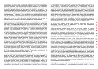 en una vía de la que se tiene razón en manifestar los pasos extremadamente complejos—,            la existencia, para que no se sorprendan si yo indico al pasar, a falta de poder detenerme
los gestos tales como se logran en la proximidad de la muerte en tal o cual voto que puede        ahí más hoy, que lo importante no es en absoluto, tanto este suspenso en tanto que es
parecernos exorbitante, el de ser llevado a los incurables, para acabar ahí su existencia.        radical, cuanto que la división que introduce entre el ser y la existencia el existe que
Sería etiquetarlo muy rápido destacar ahí la temática masoquista. Si un sujeto, si un             provocó tantas dificultades en el pensamiento aristotélico en la medida en que, después de
pensamiento, que sabe distinguir tan admirablemente —ustedes lo van a ver—, en la                 todo el ser planteado se basta, existe porque es ser y no obstante la intrusión de la
formulación estricta de posiciones esenciales, nos entrega, de alguna manera, su                  revelación religiosa, la del judaísmo plantea, digo, entre los filósofos, a partir de Avicena, la
estructura. Hay ahí algo que para nosotros no debe sino ser enlazado a los otros puntos           cuestión de saber cómo ubicar este suspenso de la existencia en tanto que es necesario
donde también la estructura del sujeto en tanto que tal es, en una cierta posición radical,       para un pensamiento religioso devolverle a Dios la decisión. Esta imposibilidad de ubicar
manifestada por él. Y si tenemos la dicha de ver afirmar sin que al cabo nada diga que            de una manera categorizable la función de la existencia en relación al ser, aunque sea la
hubo ahí un mensaje cualquiera, porque, después de todo, estos papelitos los tenemos              misma que irá a recaer como cuestión sobre Dios mismo para preservarnos de esta
casi después de su muerte. La muerte no es, quizás, al límite de ningún más allá. Es              cuestión de saber, si basta decir de Dios que es el ser supremo. No duden de esto. Para
seguramente uno de los límites más fáciles de utilizar cuando se trata de hacer los               Pascal la cuestión esta zanjada. Otro papelito cosido más profundamente que en un
bolsillos. Le hicieron los bolsillos a Pascal, la cosa está hecha, aprovechémosla.                bolsillo bajo un dobladillo, no Dios de los filósofos, sino Dios de Abraham, Isaac y Jacob.
                                                                                                  Nos muestra el paso franqueado y que no se trata, en absoluto, del Ser supremo.
Aprovechémosla si hay algo que pueda permitirnos a nosotros articular uno de los más
singulares proyectos, una forma de empresa de las más excepcionales que se nos hayan              De ahí en más, despejen, afinen, estas cuestiones preliminares que volverán,
dado jamás y que puede pasar por ser la más banal, como ustedes van a ver: —Infinito,             seguramente, precarias todas las referencias a un dato como constituyendo
nada.— comienza. Ininterpretable. —Nuestra alma es echada en el cuerpo en que ella                suficientemente por sí mismo una certeza.
encuentra número, tiempo, dimensión; ella razona sobre esto y llama a esto naturaleza,
necesidad, y no puede creer en otra cosa(59) — Evocación de las potencias de lo                   Cuando los señores Dugas y Riquier, al final de su artículo, —léanlo, no pretendo
imaginario. —La unidad añadida a lo infinito no lo aumenta en nada, no más que un                 hacérselos juzgar entero por la muestra que les doy—, se interrogan — y ahora qué
añadido a una medida infinita, y se convierte en pura nada. Así nuestro espíritu ante Dios,       pensar de una experiencia que se presenta así: para entrar en el estado de alma del
así nuestra justicia ante la justicia divina. No hay tanta desproporción entre nuestra justicia   creyente ustedes despojarán su naturaleza, harán tabla rasa de sus instintos, de sus
y la de Dios, como entre la unidad y lo infinito(60) — no resiste al placer de no captar lo       sentimientos, de sus concepciones de la felicidad, de no considerar La apuesta sino desde
que sigue: —Es preciso que la justi cia de Dios sea enorme como su misericordia y la              el punto de vista lógico, el rechazo de apostar por—, así se llama el argumento, yo no leí
justicia respecto de los réprobos es enorme y debe chocar menos que la misericordia               bastante para que estén en este punto del vocabulario—, de tomar cruz.
respecto de los elegidos. Nosotros conocemos que hay un infinito e ignoramos su
naturaleza, como sabemos que es falso que los números sean finitos. Hay, pues, en                 Esto quiere decir par o impar, cruz o cara .—no se trata de la cruz cristiana. Pero, si nos
verdad, un infinito en número, pero nosotros ignoramos lo que sea. Es falso que sea par y         ponemos frente a las condiciones reales de La apuesta debemos decir que habría, por el
es falso que sea impar, porque añadiendo una unidad no cambia de naturaleza. Sin                  contrario, locura en tomar cruz, porque la fe no es tal como Pascal a veces la presenta.
embargo es un número y todo número es par o impar. Verdad es que esto se entiende de              Ella no se superpone simplemente a la razón, no tiene como efecto alejar los límites de
todos los números infinitos. Así se puede conocer que hay un Dios sin saber lo que es.            nuestro espíritu sin trabar su desarrollo natural y de darle así acceso a un mundo que le
Sabemos que hay un infinito, e ignoramos su naturaleza. Como sabemos que es falso que             sería naturalmente cerrado. En realidad, exige la abdicación de nuestra razón, la
los números sean finitos, por lo tanto es verdadero que hay un infinito en cuanto al              inmolación de nuestros sentimientos. ¿No es esta aniquilación de nuestra personalidad el
número. Pero no sabemos que es: es falso que sea par, es falso que sea impar; pues si s e         mayor peligro que pudiéramos humanamente correr?. Pascal, sin embargo, ve este peligro
agrega a la unidad, no cambia la naturaleza; sin embargo es un número, y todo número es           con un ojo indiferente. ¿Qué tienen que perder?, nos dice, colmado de sus ideas
par o impar (aunque es verdad que esto se aplica a todo número finito o infinito). Así            teológicas estamos aquí en la psicología. No entra en el espíritu del hombre puramente
también, se puede saber que hay un Dios sin saber qué es..                                        hombre, y su discurso. Se dirige exclusivamente a aquel que admite ya, sino el pecado
                                                                                                  original y la caída del hombre, toda esta filosofía más pesimista que él mismo extrajo del
Tal es la introducción desarrollada a continuación. Les rogaría, a partir de ahí, que se          dogma cristiano. Pero todo espíritu, que no tiene más que razón por guía y cree en la
remitan al texto, cuyo punto de partida es propiamente que Pascal, pensador —y                    dignidad natural del hombre y en la posibilidad de la felicidad, no puede dejar de
pensador, si ustedes quieren, religioso—, integrado en el pensamiento de que tanto                considerar la argumentación de La apuesta, a la vez, como una monstruosidad lógica y
réprobos como elegidos están naturalmente a merced de la gracia divina, no plantea                una enormidad moral. La dureza de un juicio semejante encontraría por necesidad su
menos, sin embargo, como camino inaugural que Dios de ninguna manera y hasta en su                justificación y su censura en la acotación célebre de Pascal sobre la diferencia entre los
ser podría ser conocido. Apunta, incluso, hablando con propiedad, a que no se podría por          hombres o la originalidad de los espíritus.
el poder de la razón saber si existe. Lo importante era mostrárselos entero y después de
todo, no pienso que vaya a aportar ahí para ninguno de ustedes algo tan sorprendente.             Salteo algunas líneas para llegar hasta esta absolución indulgente. Su sinceridad es
Ustedes oyeron hablar bastante, aunque suspendidos de la vaguedad de los problemas de             evidente, su franqueza absoluta, y cualquiera sea la inmoralidad de su tesis y la debilidad
 