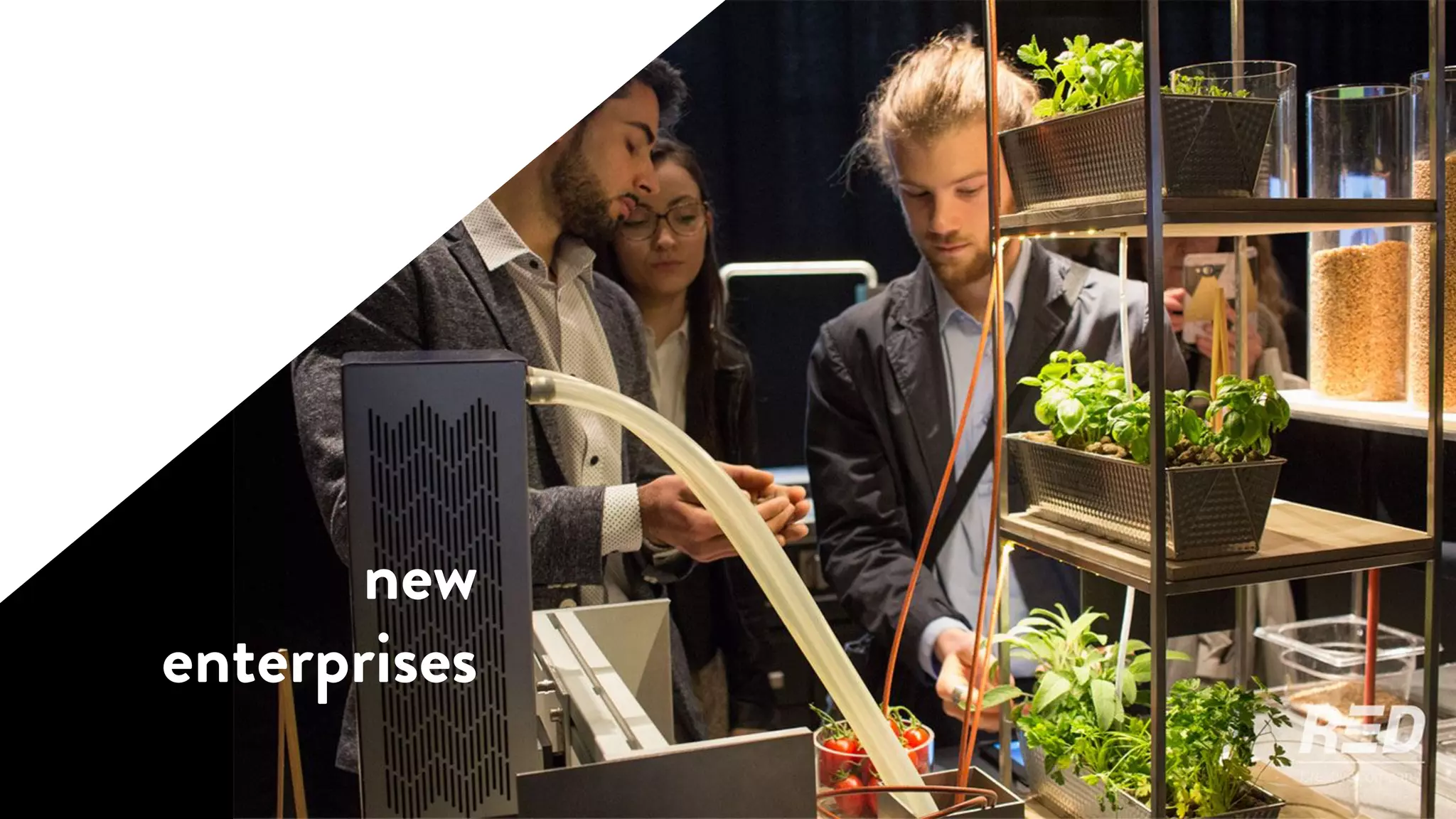 A.scrivetelo alla ﬁne 
tenetelo sotto le due pagine
B.raccontare gli aspetti fondamentali
• cos’è il vostro prodotto?
• chi sono i clienti?
• chi lo fa?
• come sarà il futuro del vostro settore?
Individuare titolo
new
enterprises
 