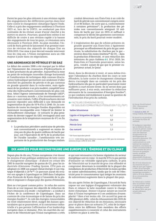 Parmi les pays les plus réticents à une révision rapide
des engagements des différentes parties dans leur
lutte contre le changement climatique figure l’Inde.
Celle-ci a pris des engagements ambitieux à l’horizon
2025 et, lors de la COP21, ne souhaitait pas être
contrainte de les réviser avant d’avoir cherché à les
mettre en œuvre. Pourtant, quand bien même il est
difficile de croire à une révision rapide à la hausse
des engagements de tous les pays, ce réexamen sera
nécessaire à l’horizon 2020. Au plan mondial, l’Ac-
cord de Paris prévoit le lancement d’un premier exer-
cice de révision des objectifs de chaque État en
2018-2019. Une mise à jour devrait ensuite intervenir
tous les cinq ans. L’Union européenne aura un rôle
majeur à jouer dans ces négociations.
Une abondance de pétrole et de gaz
Le début des années 2000 a été marqué par le débat
sur l’épuisement des ressources d’hydrocarbures et
la date prochaine du pic pétrolier. Aujourd’hui la mise
au point de techniques nouvelles (forage horizontal)
et l’amélioration de techniques déjà connues (fractu-
ration hydraulique) permettent non seulement d’aller
chercher les gisements de pétrole et de gaz contenus
en grande quantité dans la roche-mère, mais égale-
ment de les produire à un prix modéré, compétitif avec
celui des hydrocarbures conventionnels les plus coû-
teux. Selon l’Agence internationale de l’énergie (AIE)[6]
,
dans ce « nouveau monde », si les investissements né-
cessaires sont réalisés, l’offre d’hydrocarbures devrait
pouvoir répondre sans difficulté à une demande en
augmentation de plus de 10 % d’ici à 2040. Or, la com-
bustion de toutes les énergies fossiles disponibles est
clairement incompatible avec l’objectif de limiter le
réchauffement climatique : le scénario le plus pessi-
miste du dernier rapport du GIEC envisageait ainsi une
augmentation de la température moyenne de 4°C en fin
de siècle.
Ainsi, dans la décennie à venir, et sans même évo-
quer l’abondance du charbon dont les cours se sont
effondrés, la lutte contre le changement climatique
devra s’accomplir dans un contexte où les prix des
hydrocarbures (du gaz en particulier) pourraient rester
modérés à court-moyen terme. Ils ne seront donc pas
suffisants pour, à eux seuls, entraîner la réduction
nécessaire de la consommation d’énergies fossiles[9]
,
ce qui conduira inévitablement à poser la question de
l’introduction d’un prix du carbone.
3
6. Energy World Outlook
2015, International
Energy Agency.
7. Outlook to 2035, BP
Energy Outlook, 2016 edition,
8. Quand on ne prend pas
en compte les fuites de
méthane.
9. Soulignons cependant
que la faiblesse des prix
actuels du pétrole conduit
à un très net ralentisse-
ment des dépenses
d’exploration et de
développement de
nouveaux gisements. Elle
devrait entraîner,
conformément au cycle
habituel des matières
premières, une baisse de
l’offre conventionnelle et
une remontée des prix à
l’horizon de quelques
années, modérée
cependant par la
disponibilité d’hydrocar-
bures non conventionnels.
10. 20 % de réduction de
ses émissions de gaz à
effet de serre par rapport
à 1990, 20 % d’énergies
renouvelables dans le mix
énergétique européen à
2020 et 20 % de réduction
de sa consommation
énergétique.
11. Baisse qui a conduit
dans un premier temps
à un prix palier autour
de 100 dollars le baril
et, depuis 2014, aux prix
actuels inférieurs
à 50 dollars.
Facteurs d’émissions de C02
de quelques combustibles fossiles (en t CO2
/tep*)
2
Sables bitumineux 4,5
Lignite et briquettes de lignite 4,2
Charbon 4,0
* TEP Tonne équivalent pétrole
Source : CGDD (SOeS), lignes directrices conçues par le GIEC pour les inventaires
nationaux de gaz à effet de serre, 2006
Pétrole brut 3,1
Gaz naturel 2,3
Dix années pour reconstruire une Europe de l’énergie et du climat
Depuis plus de dix ans, l’Union européenne s’est donné
les moyens d’une politique ambitieuse de lutte contre
le changement climatique : d’abord en créant dès
2005 le marché européen de quotas de CO2
pour les in-
dustriels (Emissions Trading System, ETS) puis en
adoptant en 2008 son paquet climat-énergie et son trip-
tyque d’objectifs à 20 %[10]
. Ce parcours aurait dû trou-
ver son apogée à Copenhague en 2009 dans l’adoption
d’un Protocole de Kyoto élargi à l’ensemble de la pla-
nète et imposant à chaque pays des quotas d’émissions.
Rien ne s’est passé comme prévu : le refus des autres
États de se voir imposer des objectifs de réduction de
leurs émissions à la mode « européenne » a conduit à
l’échec de la conférence de Copenhague. Dans un
contexte de crise économique et de baisse du prix des
énergies fossiles[11]
, le coût des énergies renouvelables
est resté relativement élevé, malgré des baisses spec-
taculaires qui se poursuivent, et la concurrence indus-
trielle n’a pas permis l’affirmation d’un leadership
européen dans ce domaine. Pire, les marchés du car-
bone et de l’électricité que l’Union européenne a créés
et qui sont nécessaires à la bonne régulation du secteur
énergétique sont en ruine : le marché ETS n’a pas permis
d’instaurer un véritable signal-prix carbone, le prix
de l’électricité sur le marché de gros s’est effondré et
compromet désormais la rentabilité de la plupart des
installations de production d’électricité (à moins qu’elles
ne soient subventionnées), tandis que le coût de l’élec-
tricité pour le consommateur (qui intègre les montants
de subventions) augmente dans la plupart des pays.
Six ans après l’échec de Copenhague, l’Accord de Paris
repose sur une logique d’engagement volontaire des
États et relance la lutte mondiale contre le change-
ment climatique. Donne-t-il pour autant un nouvel
élan à l’Union européenne et à ses ambitions d’exem-
plarité ? Rien n’est moins sûr. Cet accord lui pose en
effet plusieurs défis : celui du rehaussement dès 2020 de
son objectif de réduction de ses émissions, nécessaire
pour se placer dans un scénario 2°C, celui de la répar-
tition entre les différents États membres des efforts
supplémentaires à consentir et celui des instruments
à mettre en place à cette fin.
conduit désormais aux États-Unis à un coût du
baril de pétrole non conventionnel compris entre
25 et 80 dollars. De sorte que si, conformément
à certaines prévisions[7]
, la production des pé-
troles non conventionnels atteignait 10 mil-
lions de barils par jour en 2035 et suffisait à
compenser le déclin des gisements convention-
nels, le prix du baril pourrait rester modéré.
L’exploitation des gaz de schiste présents en
grande quantité aux États-Unis a également
provoqué un effondrement du prix du gaz amé-
ricain, la substitution du charbon par le gaz –
environ deux fois moins émetteur[8]
de CO2
– dans
la production d’électricité, et une réduction des
émissions du pays (tableau ). D’ici 2020, les
États-Unis et l’Australie pourraient, selon les
prix, vendre autant de gaz que le premier ex-
portateur actuel, le Qatar.
La production pétrolière américaine de pétroles
non conventionnels a augmenté en moins de
cinq ans de plus de quatre millions de barils par
jour, soit l’équivalent de 40 % de la production
de l’Arabie saoudite ; l’amélioration très im-
portante de la productivité des forages réalisés
1-
2-
2
 