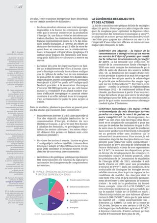 De plus, cette transition énergétique bute désormais
sur un certain nombre de difficultés :
Dans ce contexte, plusieurs questions se posent pour
les dix années qui viennent. Elles concernent :
La cohérence des objectifs
et des actions
La loi de transition énergétique définit de multiples
objectifs précis. Outre que ce cadre risque de man-
quer de souplesse pour optimiser la dépense collec-
tive en fonction des évolutions économiques à venir[23]
,
les objectifs et actions prévus mériteraient d’être hié-
rarchisés pour gagner en cohérence au service de
l’impératif d’une réduction efficace en termes écono-
miques des émissions de GES.
6
21. Cf. Stratégie
nationale bas-carbone.
22. Article 3 de la loi
relative à la transition
énergétique pour la
croissance verte : « La
France se fixe comme
objectif de rénover
énergétiquement 500 000
logements par an à
compter de 2017, dont
au moins la moitié est
occupée par des
ménages aux revenus
modestes, visant ainsi
une baisse de 15 % de la
précarité énergétique
d'ici 2020. »
23. Citons notamment
l’objectif lié aux
renouvelables : la loi
prévoit de « porter la
part des énergies
renouvelables à 23 % de
la consommation finale
brute d'énergie en 2020
et à 32 % de cette
consommation en 2030 ;
à cette date, pour
parvenir à cet objectif,
les énergies renouve-
lables doivent
représenter 40 % de la
production d'électricité,
38 % de la consomma-
tion finale de chaleur,
15 % de la consomma-
tion finale de carburant
et 10 % de la
consommation de gaz ».
24. De la même façon, la
réglementation
thermique 2012 et le
crédit d’impôt pour la
transition énergétique
ont pour objectif
premier la réduction de
la consommation
d’énergie et non la
réduction des émissions
de gaz à effet de serre.
25. La loi prévoit un
objectif de réduction de
la part du nucléaire dans
la production
d’électricité à 2025. Les
travaux menés par RTE
ont montré qu’un tel mix
ne posait pas de
difficulté technique
particulière.
26. Bureau D., Fontagné L.
et Martin P. (2013),
«Énergieetcompétitivité»,
Les notes du conseil
d’analyse économique,
n° 6, mai.
27. Ce chiffre correspond
à une approximation par
défaut de la réalité : le
prix du marché de gros
(qui sert de référence au
calcul) est nettement
plus haut que le prix
actuel.
Les bons résultats obtenus sont très largement
imputables à la baisse des émissions enregis-
trées par le secteur industriel et la production
d’énergie. Or, une fois arrêtées les dernières cen-
trales à charbon, les émissions du mix électrique
français représenteront moins de 4 % des émis-
sions totales françaises. À l’avenir, les efforts de
réduction des émissions de gaz à effet de serre de-
vront donc se concentrer sur le résidentiel-ter-
tiaire, le transport et l’agriculture (graphique )
secteurs pour lesquels les réductions sont beau-
coup plus difficiles et coûteuses à mettre en
œuvre.
La baisse des prix des hydrocarbures ne faci-
lite pas le déploiement des efforts à fournir. Alors
que la Stratégie nationale bas-carbone souligne
que le rythme de réduction de nos émissions
de gaz à effet de serre devrait être doublé dans
les prochaines années pour parvenir à atteindre
les objectifs à 2030[21]
et que la loi[22]
indique qu’il
faudrait procéder à la rénovation thermique
d’environ 500 000 logements par an, cette baisse
annule la rentabilité d’un grand nombre d’ac-
tions d’efficacité énergétique et pourrait même
conduire à un effet rebond dans le transport.
C’est certainement le point le plus urgent à
traiter.
les cohérences internes à la loi : alors que celle-ci
fixe des objectifs multiples (réduction de la
consommation d’énergie, évolution du mix
électrique français…), priorité doit être donnée
à la baisse des émissions, en privilégiant les so-
lutions les moins coûteuses ; les autres objec-
tifs doivent être pensés en liaison avec cette
ambition première ;
le rythme des actions à mener : la mise en place
d’un signal-prix carbone crédible, croissant dans
le temps et adapté à l’objectif finalement retenu
pour 2030 constitue le meilleur moyen de dé-
clencher de nouveaux investissements ;
la cohérence des politiques publiques (qui doivent
être dimensionnées en fonction du signal-prix
carbone) et les changements de comportement
nécessaires.
–
–
–
–
–
Cohérence des objectifs : la baisse de la
consommation d’énergie n’est qu’un moyen
au service de l’objectif premier que consti-
tue la réduction des émissions de gaz à effet
de serre. La loi demande une réduction de
moitié de la consommation finale d’énergie à
2050 sans tenir compte des émissions de gaz à
effet de serre de chacune des sources mobili-
sées. Or, la diminution des usages d’une élec-
tricité produite à partir d’un mix électrique dé-
carboné ne devrait pas revêtir le même degré
de priorité que la diminution des usages repo-
sant sur les hydrocarbures[24]
. En France, rem-
placer – comme le prescrit la réglementation
thermique 2012 – le traditionnel ballon d’eau
chaude, qui fonctionne à partir d’un mix élec-
trique décarboné et qui peut servir de stockage
énergétique pour les ENR, par des dispositifs à
partir de gaz moins consommateurs d’énergie
conduit à plus d’émissions.
Cohérence économique : les enjeux techni-
co-économiques du mix électrique doivent
prendre en compte le souci de préserver
notre compétitivité. Le développement des
ENR[25]
au sein d’un mix électrique déjà décar-
boné et en situation de surcapacité a pour but
non pas de réduire les émissions de gaz à effet
de serre mais de diminuer la part du nucléaire
dans notre production d’électricité. Cet objectif
est au premier ordre sans incidence sur le
volume total des émissions. Pour autant, la mi-
nimisation du prix des énergies doit rester une
priorité pour préserver notre compétitivité :
une hausse de 10 % des prix de l’électricité en
France réduirait la valeur de nos exportations
de 1,9 %[26]
. Le montant des dispositions prises
en faveur du développement des énergies re-
nouvelables (solaire et éolien) pourrait, selon
les prévisions de la Commission de régulation
de l’énergie (CRE) de 2013, atteindre 8 mil-
liards d’euros en 2025 pour une production
d’environ 40 TWh[27]
. Dans ces conditions, il est
souhaitable de distinguer les énergies renou-
velables matures, dont le prix se rapproche des
conditions de marché, des énergies dont le
coût reste très élevé et qu’il convient probable-
ment de réserver à des opérations de démons-
tration : le coût de la production du biomé-
thane, compris entre 45 € et 95 €/MWh[28]
, est
très nettement supérieur au prix actuel du gaz
sur le marché (voisin de 13 €/MWh en mars) ;
l’électricité produite par une éolienne offshore
revient à 200 €/MWh[29]
alors que le prix actuel
du marché est – certes anormalement bas –
d’environ 25 €/MWh. En coût de la tonne de
CO2
évitée, l’éolien en mer revient à 438 €/tCO2
et le biogaz à partir de déchets agricoles à 373 €[30]
:
à dépense constante, d’autres actions permet-
traient d’économiser bien plus de CO2
.Source : France Stratégie, à partir des données du CITEPA
FRANCE : ÉMISSIONS SECTORIELLES DE GAZ
À EFFET DE SERRE EN 2014 (EN %)
5B
5B
–
–
9%
23%
19%19%
30%
Transformation d'énergie
Industrie manufacturière
Résidentiel et tertiaire
Agriculture/sylviculture
hors UTCF
Transports
 