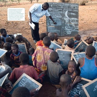 Les Karamajongs constituent
la majorité de la population
du nord-est de l’Ouganda.
Les enseignants ont abandonné
les cahiers et crayons au profit
d’ardoises et de craies, matériel
moins onéreux et plus adapté
au climat sec de la région.
 