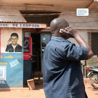 29
Au Burkina Faso,
un télécentre, point
de vente de crédit
téléphonique.
 