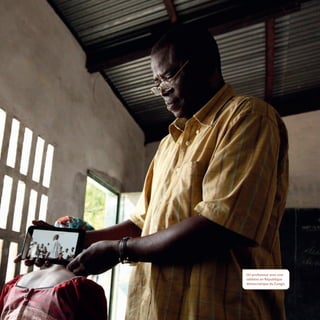 Un professeur avec une
tablette en République
démocratique du Congo.
 