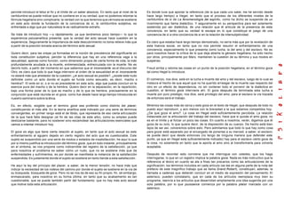 permite introducir el teloz el fin y el límite de un saber absoluto. En tanto que al nivel de la
certidumbre se puede indicar que no contiene en sí su verdad, que no podemos retomar la
fórmula hegeliana sino complicarla; la verdad con la que tenemos que vérnosla se sostiene
en este acto donde la fundación de la conciencia de sí, la certidumbre subjetiva, es
enfrentada a algo que por naturaleza le es radicalmente extraño.
Se trata de introducir hoy —y rápidamente, ya que tendremos poco tiempo— lo que la
experiencia psicoanalítica presenta: que la verdad del acto sexual hace cuestión en la
experiencia. Seguramente la importancia de este descubrimiento no toma relieve más que
a partir de la posición tomada acerca del término acto sexual.
Quiero decir, para las orejas ya formadas en la noción de prevalencia del significante en
toda constitución subjetiva, percibir la diferencia que hay en una referencia vaga a la
sexualidad, apenas como función, como dimensión propia de cierta forma de vida, la más
profundamente anudada a la muerte, entremezclada, entrecruzada con la muerte. No es
decirlo todo, a partir del momento en que sabemos que el inconsciente es el discurso del
Otro, es claro que todo lo que haga intervenir al orden de la sexualidad en el inconsciente
no estará más que alrededor de la cuestión: ¿el acto sexual es posible?, ¿existe este nudo
definible como un acto donde el sujeto se funda como sexuado, es decir, macho o
hembra?. El ente en sí, o si no es precedente en este acto, algo que pueda concluir en la
esencia pura del macho o de la hembra. Quiero decir en la separación, en la repartición,
bajo una forma polar de lo que es macho y de lo que es hembra, precisamente en la
conjunción que está reunida en el goce, como fue desde hace largo tiempo introducida en
nuestro seminario sobre la ética.
Es, en efecto, exigible que el termino goce sea proferido como distinto del placer,
constituyendo el más allá. En la teoría analítica está indicado por una serie de términos
convergentes; en primer rango está el de libido, que representa de eso cierta articulación
de la que hará falta designar (al fin de las citas de este año), como su empleo puede
deslizarse bastante, para no sostener sino escamotear las articulaciones esenciales que
vamos a intentar introducir hoy.
El goce es algo que tiene cierta relación al sujeto, en tanto que el acto sexual es este
enfrentamiento al agujero dejado en cierto registro del acto que es cuestionable. Este
sujeto es suspendido por una serie de modos o estados de insatisfacción; he aquí lo que
por sí mismo justifica la introducción del término goce, que en todo instante, principalmente
en el síntoma, se nos propone como indicernible del registro de la satisfacción, ya que
para nosotros el problema es saber cómo un nudo, que no se sostiene más que de
enfermedades y sufrimientos, es por donde se manifiesta la instancia de la satisfacción
suspendida. Es justamente donde el sujeto se sostiene en tanto tiende a esta satisfacción.
He aquí la ley del principio del placer, a saber, de la menor tensión; no hace más que
indicar la necesidad de los rodeos del camino por donde el sujeto se sostiene en la vía de
su búsqueda, búsqueda de goce. Pero no se nos da de eso su fin propio, fin, sin embargo,
enmascarado, para nosotros en su forma última, en tanto que su acabamiento es tan
cuestionable, que se puede también partir del fundamento: que no hay más acto sexual
que motive toda esta articulación.
Es donde tuve que aportar la referencia (de la que cada uno sabe, me he servido desde
hace largo tiempo) a Hegel, en tanto que el proceso de los diferentes niveles de la
certidumbre de sí de La fenomenología del espíritu, como ha dicho se suspende de un
movimiento que llama dialéctico. Y seguramente en su perspectiva para ser solamente
sostenida por ser dialéctica, de una relación que él articula de la presencia de esta
conciencia, en tanto que su verdad le escapa en lo que constituye el juego de una
conciencia de sí a otra conciencia de sí en la relación de intersubjetividad.
Es claro que estaba hace largo tiempo demostrado, no sería más que por la revelación de
esta hiancia social, en tanto que no nos permite resumir el enfrentamiento de una
conciencia, especialmente lo que presenta como lucha, la del amo y del esclavo. No es
para nosotros hacer la crítica de lo que deja abierta la génesis hegeliana, ha sido hecho
por otros, principalmente por Marx, mantienen la cuestión de su término y sus modos en
suspenso.
Freud arriba y retoma las cosas en un punto de la posición hegeliana, en el término goce
tal como Hegel lo introduce.
El comienzo, nos dice, está en la lucha a muerte del amo y del esclavo, luego de lo cual se
instaura el hecho de que aquel que no ha querido arriesgar de la muerte cae respecto del
otro en un efecto de dependencia, no sin contener todo el porvenir de la dialéctica en
cuestión, el término goce interviene ahí. El goce después de terminada esta lucha a
muerte por puro prestigio, nos dice, será privilegio del amo; para el esclavo la vía trazada
de entonces será el trabajo.
Miremos las cosas más de cerca y este goce en el texto de Hegel, que después de todo no
puedo aquí reproducir, y aún menos con la brevedad a la que estamos compelidos hoy.
¿De que goza el amo?. La cosa en Hegel está suficientemente percibida. La relación
instaurada por la articulación del trabajo del esclavo, hace que si quizás el amo goza, no
es en el límite y al forzar un poco las cosas. En cuanto a nosotros, verán, digamos que él
goza de su ocio, lo que quiere decir, de la disposición de su cuerpo. De hecho está bien
lejos de ser así, volveremos sobre esto. Pero admitamos que todo lo que hay como cosa
para gozar está separado por el encargado de ponerlas a su merced, a saber, el esclavo;
se puede decir que desde entonces (no tengo de ninguna manera que defender este
punto, ya que en Hegel esta suficientemente indicado) hay para el esclavo cierto goce de
la cosa, no solamente en tanto que la aporta al amo sino al transformarla para volverla
aceptable.
Después de recordar esto conviene que me interrogue con ustedes, que los haga
interrogarse, lo que en un registro implica la palabra goce. Nada es más instructivo que la
referencia al léxico en cuanto se ata a fines tan precarios como las articulaciones de la
significación; los términos incluidos en cada artículo (se lee en alguna parte de la nota del
prefacio de este magnífico trabajo que se llama Grand Robert), constituyen, además, la
llamada a cadenas que deberán concluir en el medio de expresión del pensamiento. El
asterisco, pueden constatarlo, que en cada de los artículos reemplaza muy bien su
programa, reenvía a los artículos que desarrollan ampliamente una idea sugerida por una
sola palabra, por lo que jouissance comienza por la palabra plaisir marcada con un
asterisco.
 